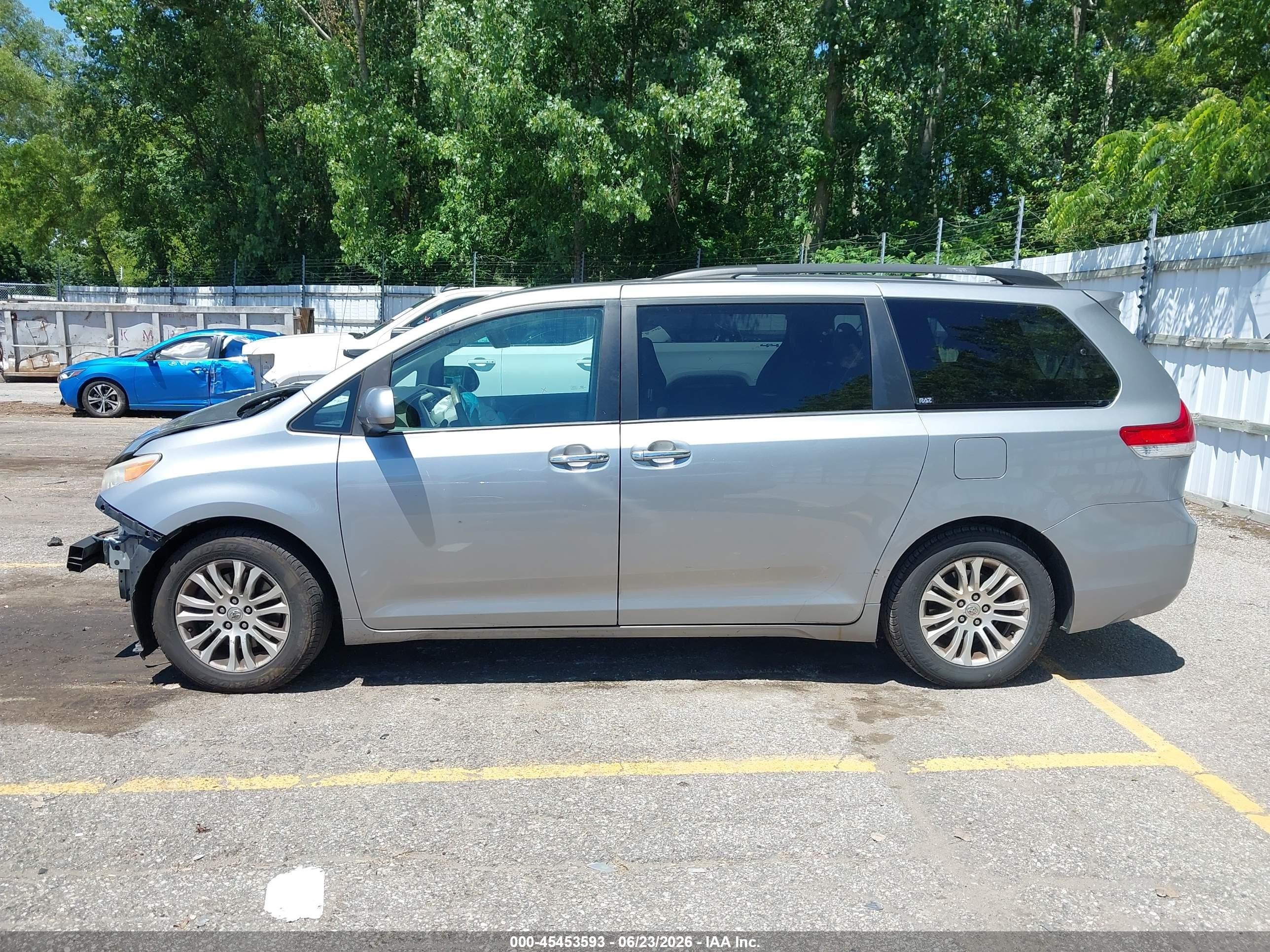 2013 Toyota Sienna Xle V6 8 Passenger Серебряный vin: 5TDYK3DCXDS335112