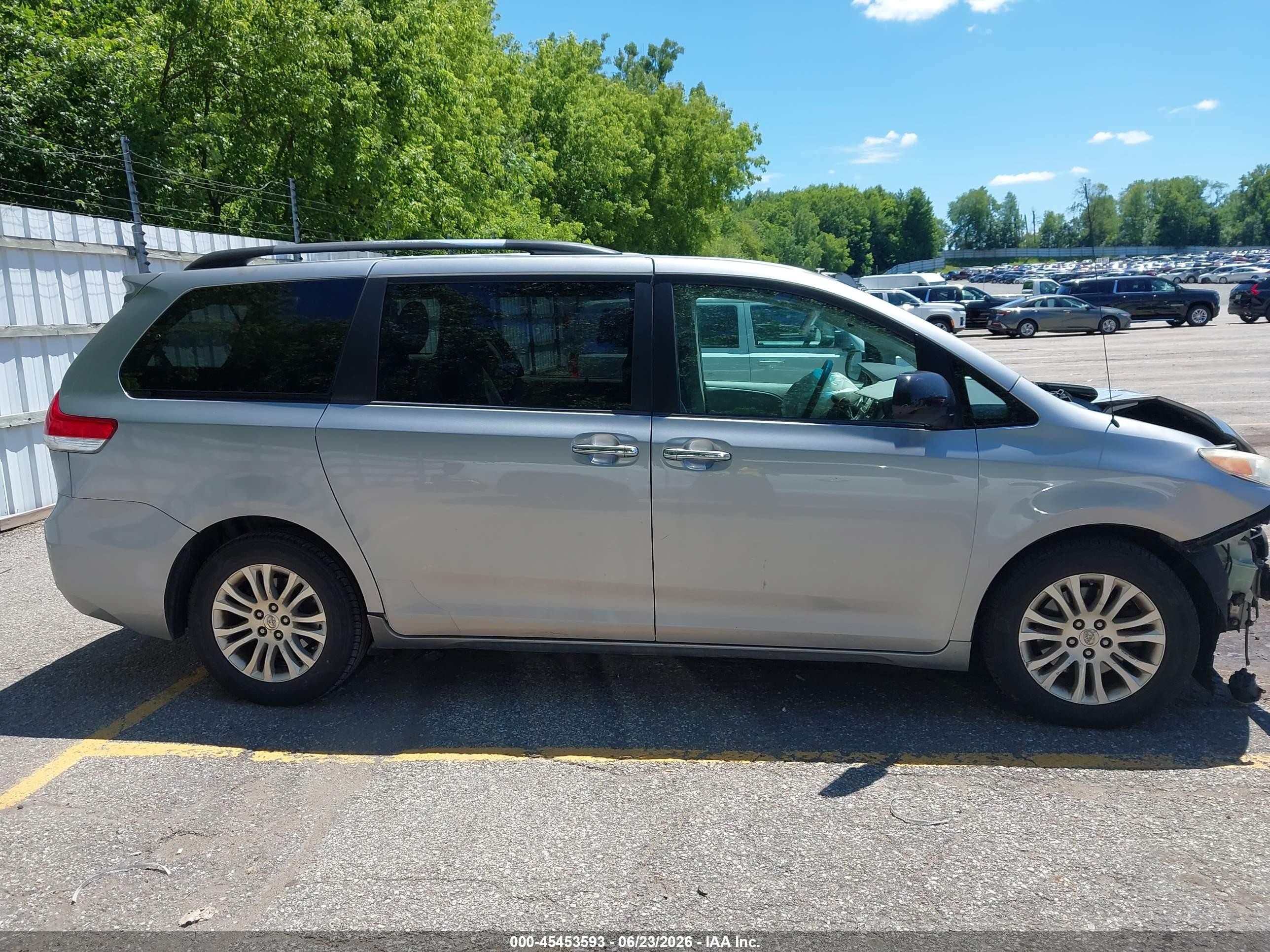 2013 Toyota Sienna Xle V6 8 Passenger Серебряный vin: 5TDYK3DCXDS335112