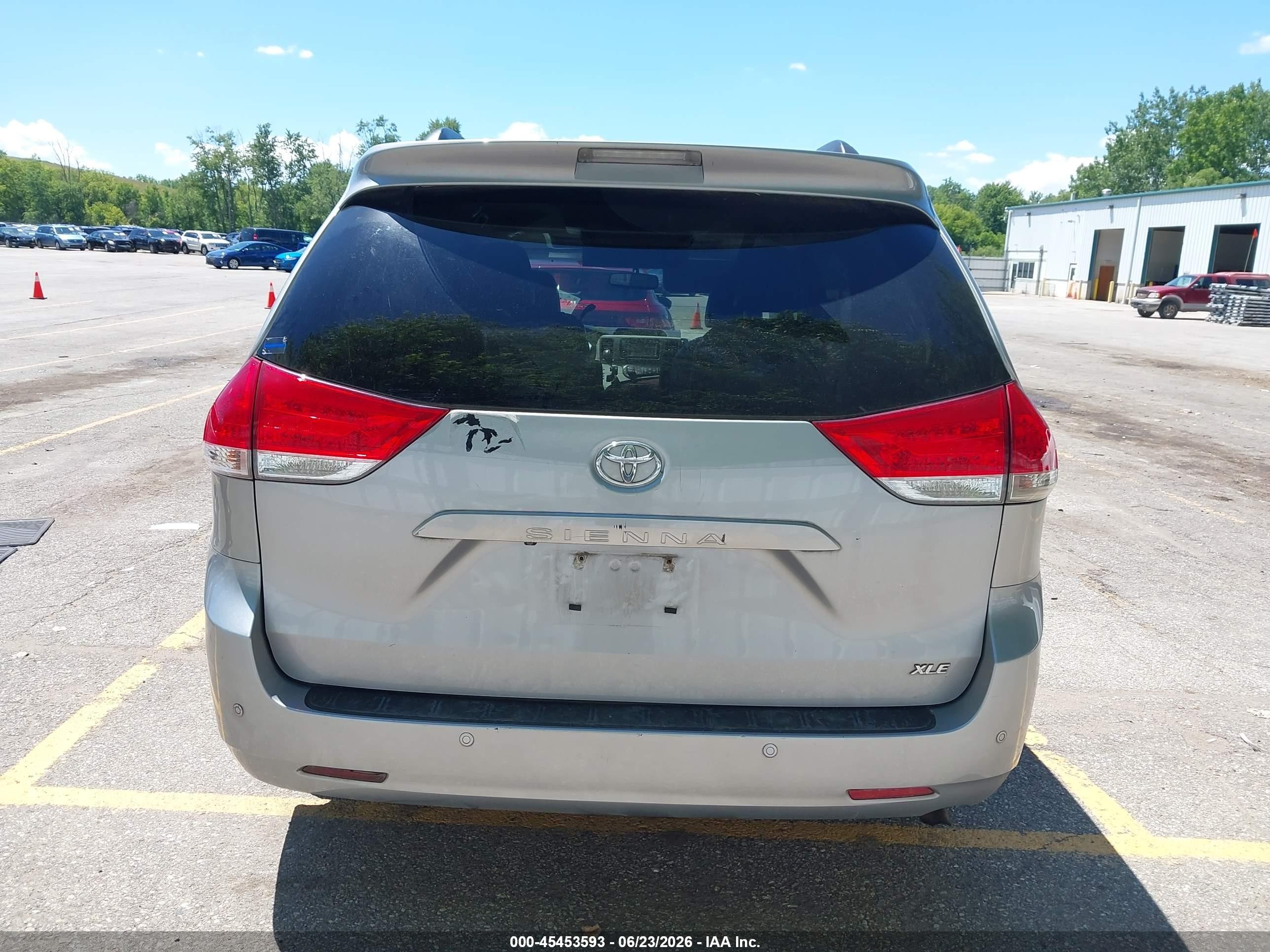 2013 Toyota Sienna Xle V6 8 Passenger Серебряный vin: 5TDYK3DCXDS335112