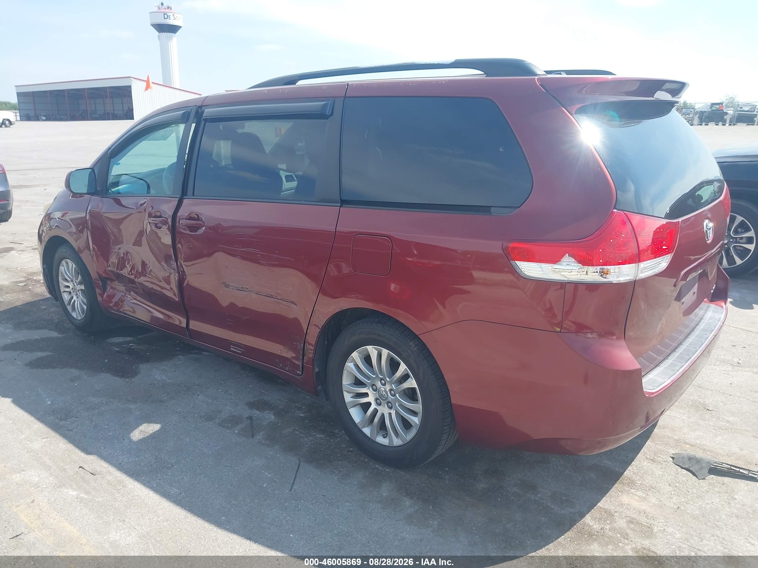 2013 Toyota Sienna Xle V6 8 Passenger Red vin: 5TDYK3DCXDS361757