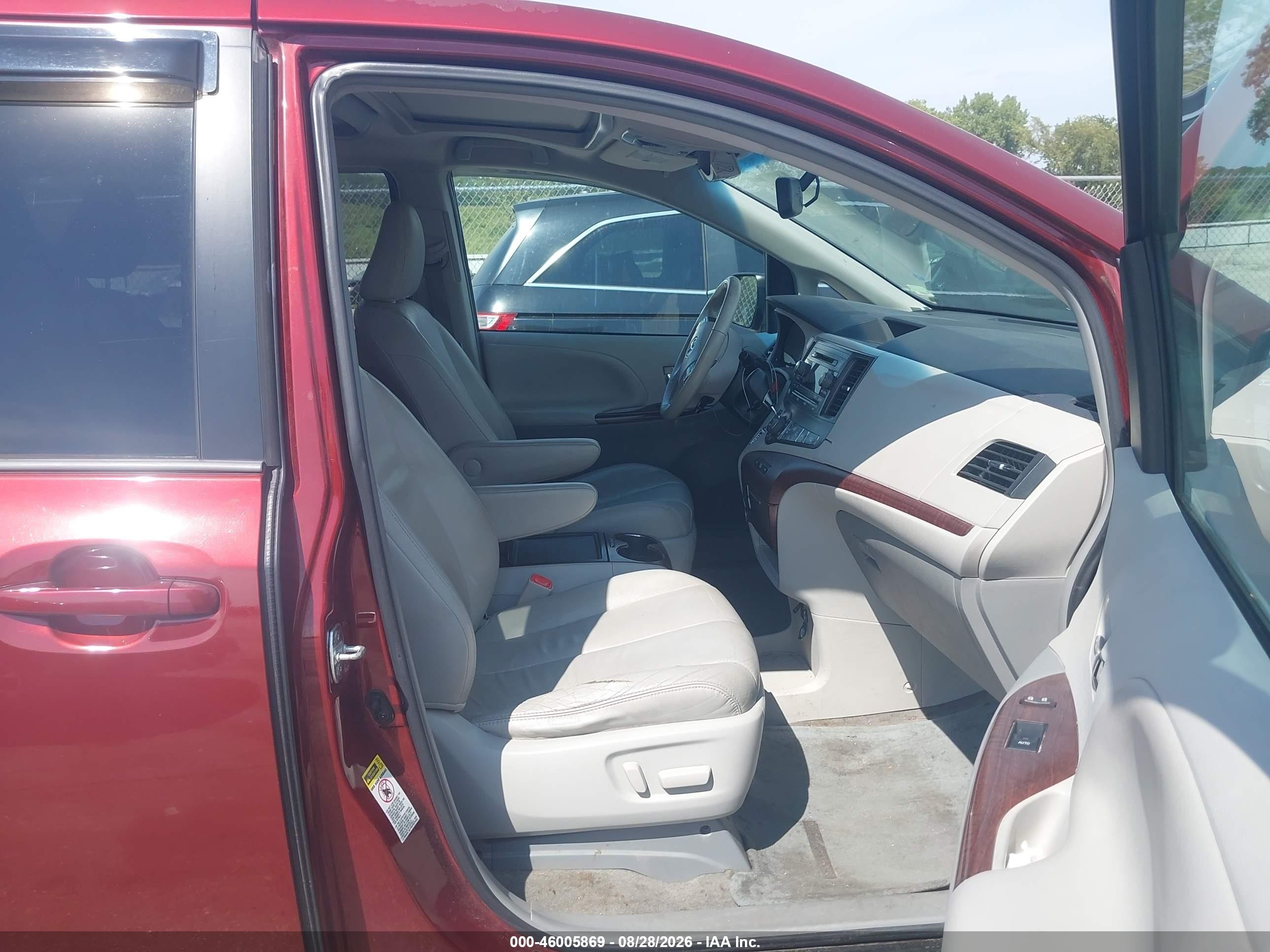2013 Toyota Sienna Xle V6 8 Passenger Red vin: 5TDYK3DCXDS361757