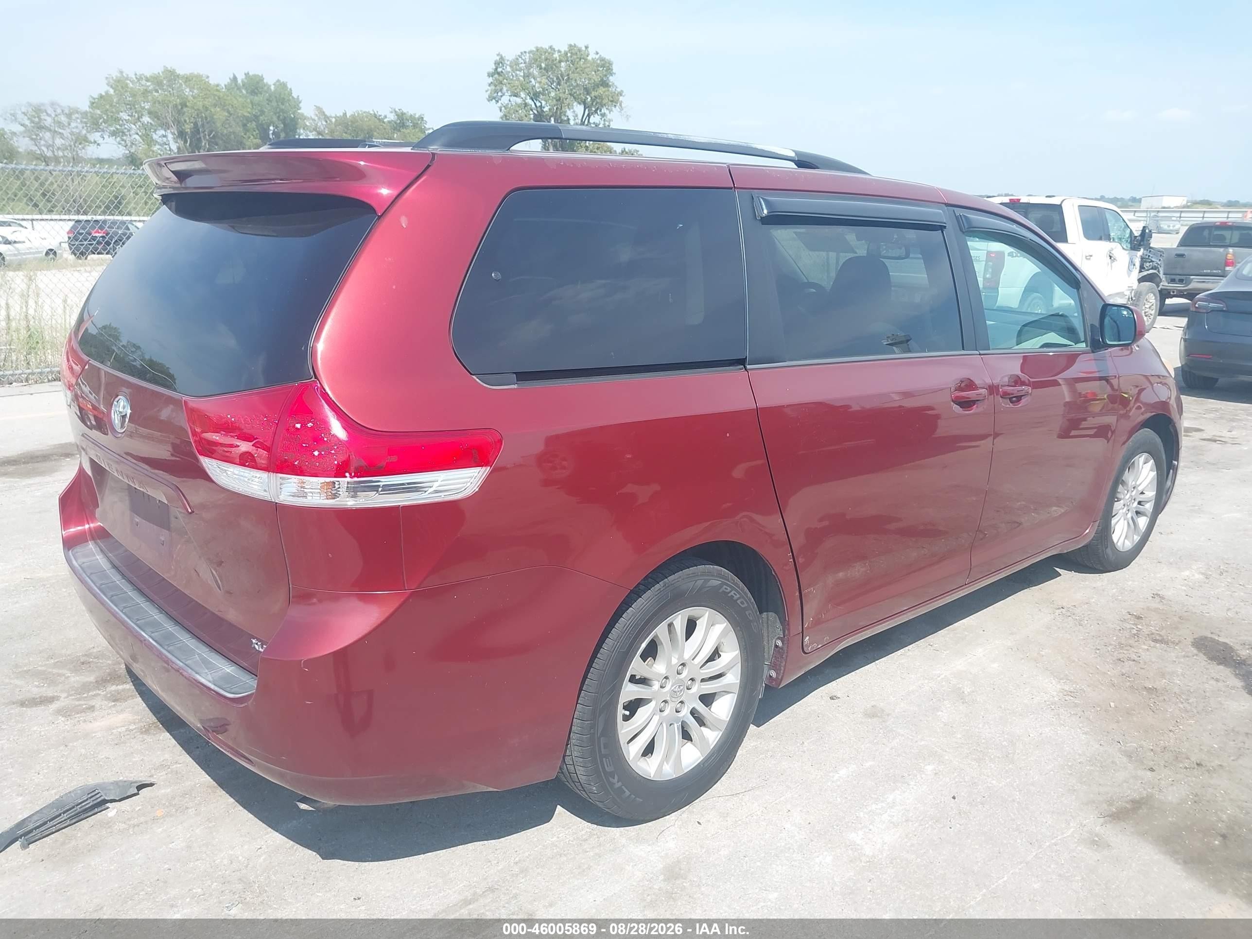 2013 Toyota Sienna Xle V6 8 Passenger Red vin: 5TDYK3DCXDS361757