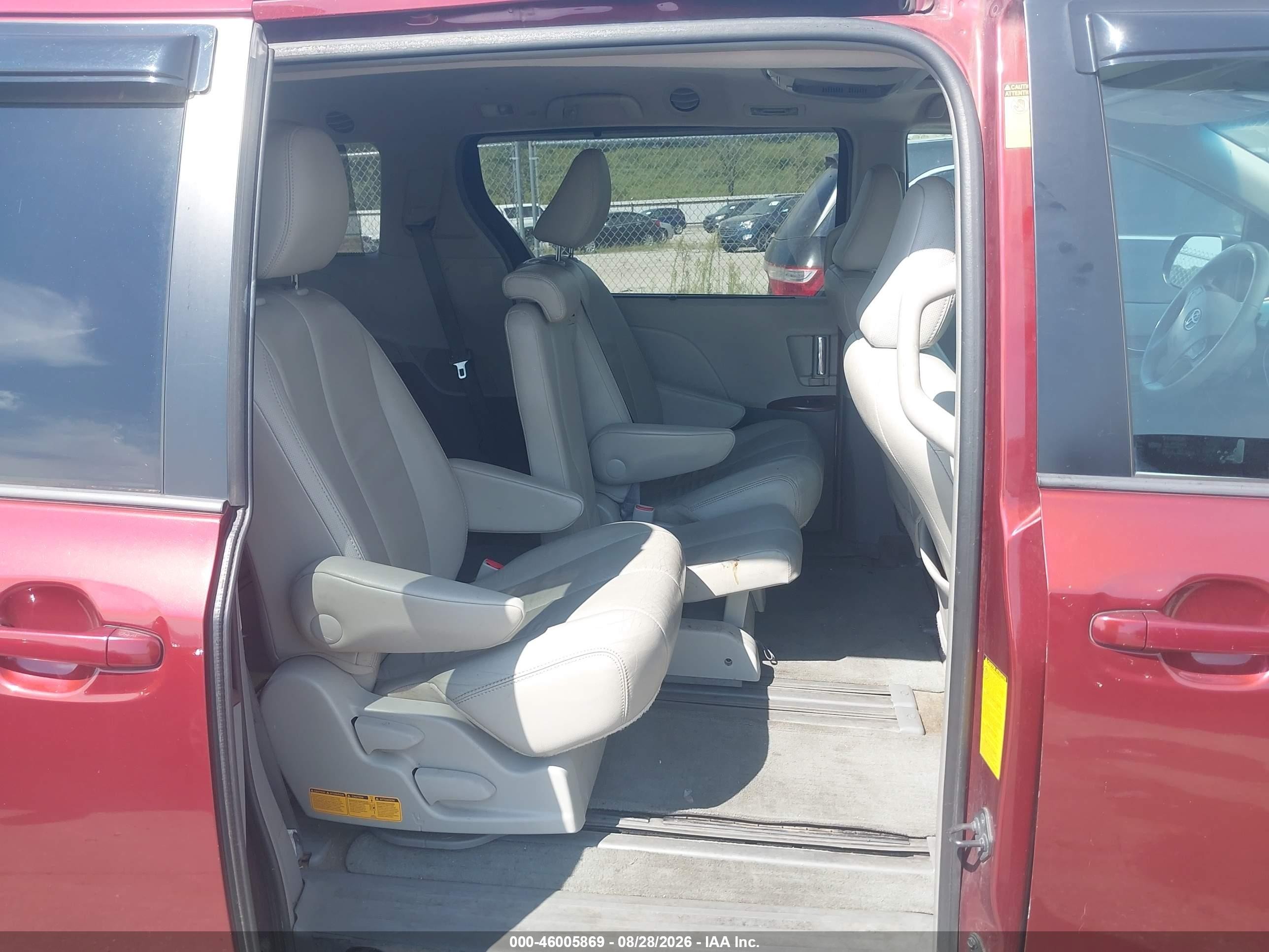 2013 Toyota Sienna Xle V6 8 Passenger Red vin: 5TDYK3DCXDS361757