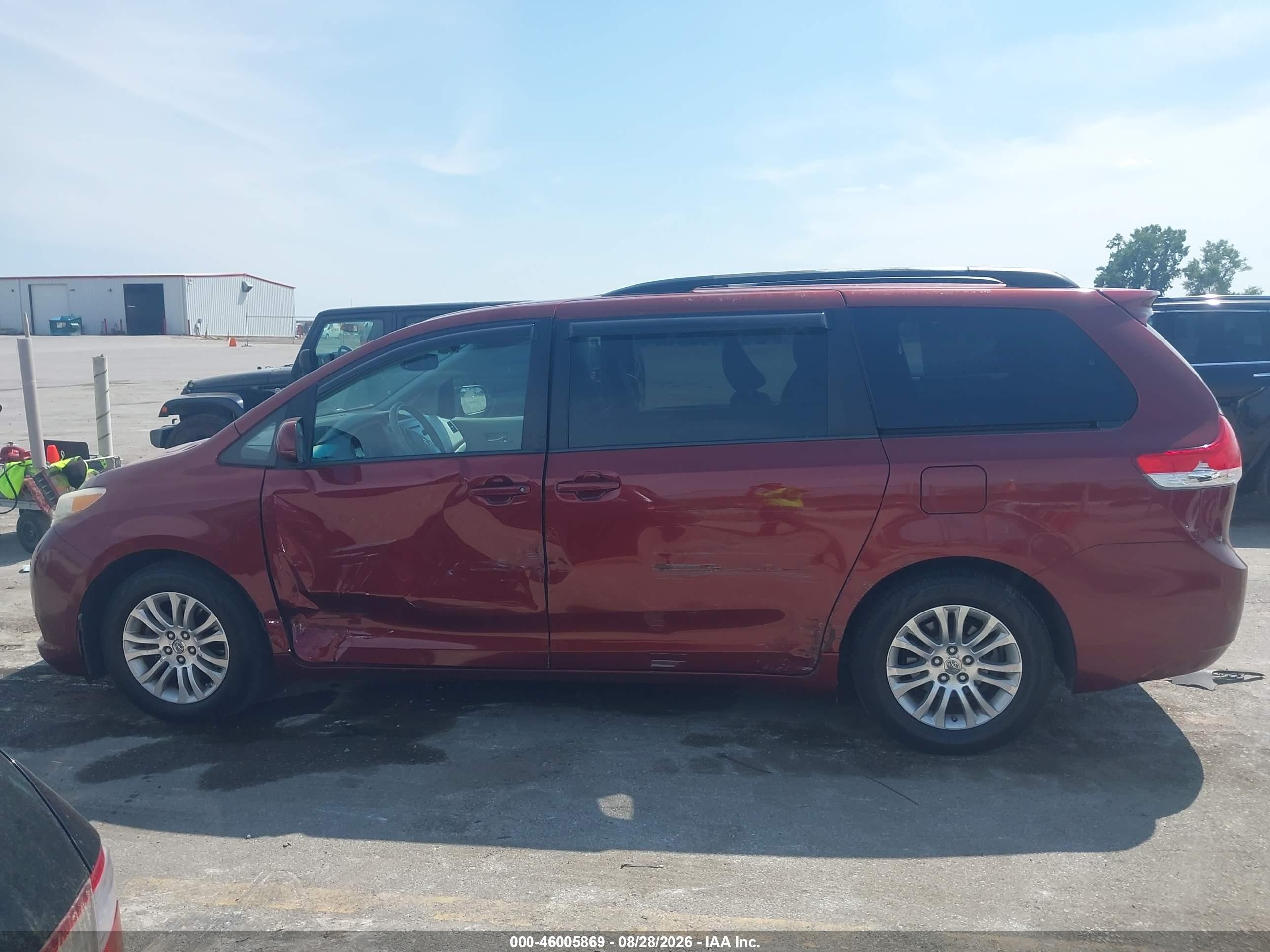 2013 Toyota Sienna Xle V6 8 Passenger Red vin: 5TDYK3DCXDS361757