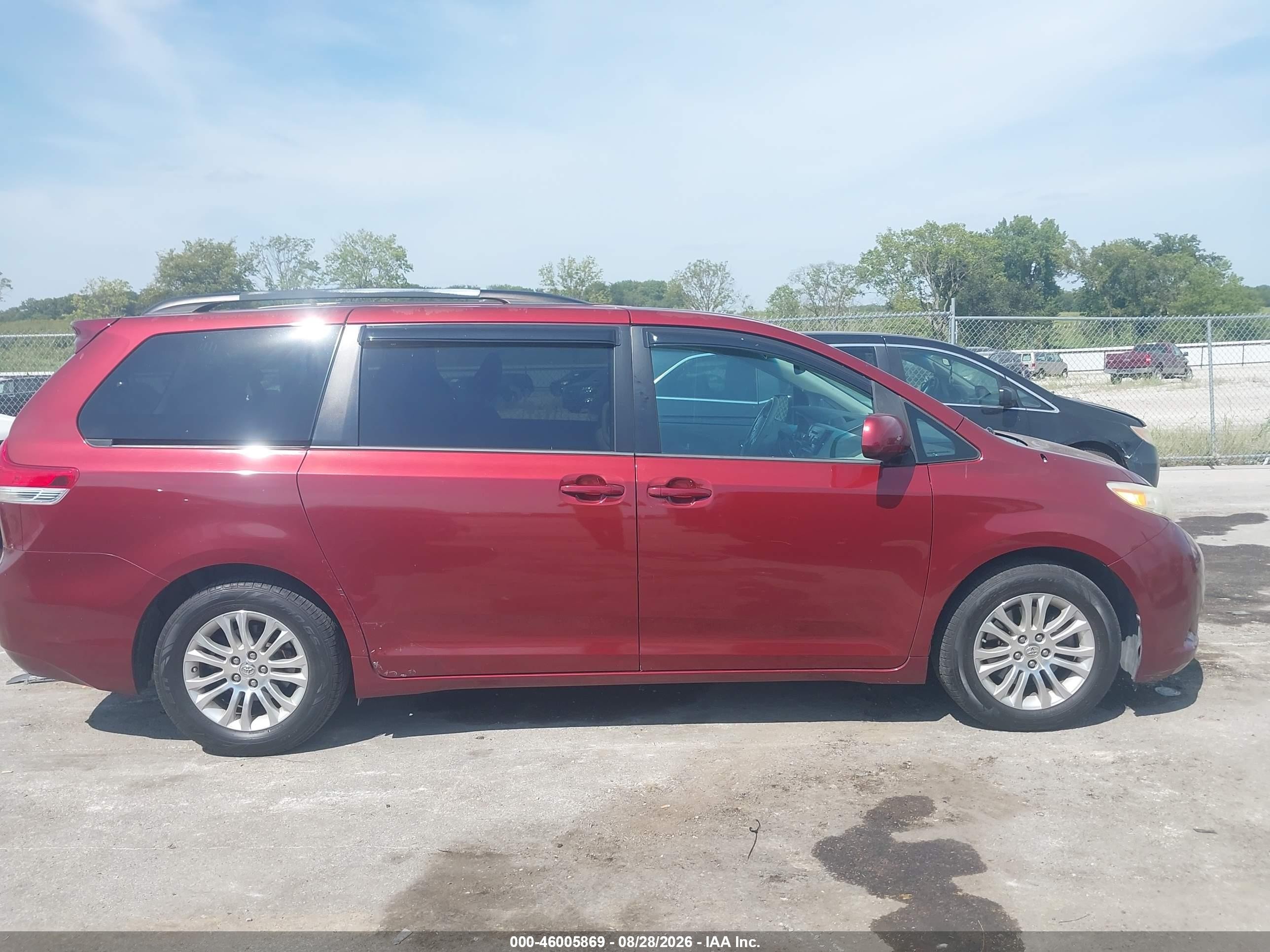 2013 Toyota Sienna Xle V6 8 Passenger Red vin: 5TDYK3DCXDS361757