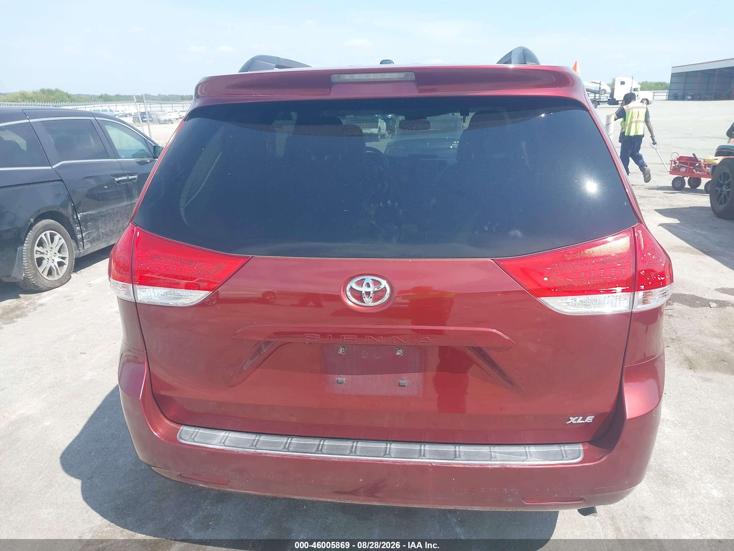 2013 Toyota Sienna Xle V6 8 Passenger Red vin: 5TDYK3DCXDS361757