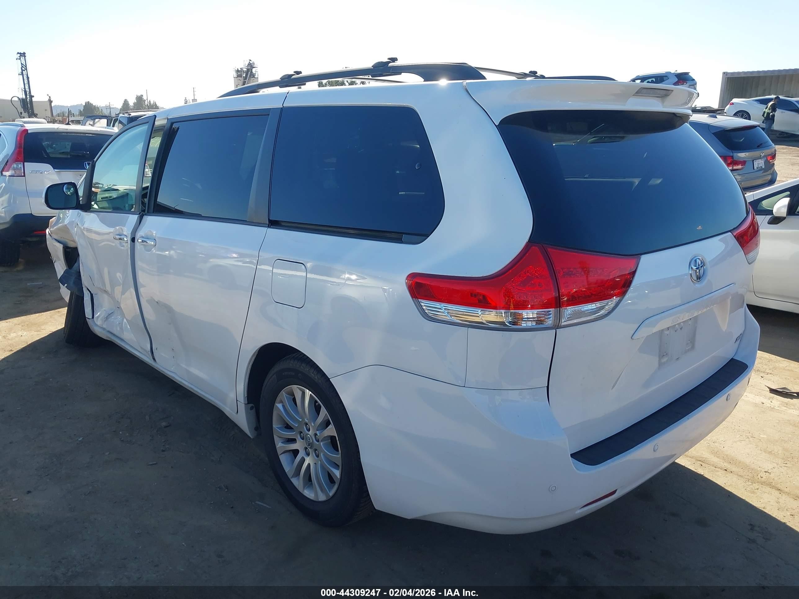 2013 Toyota Sienna Xle V6 8 Passenger White vin: 5TDYK3DCXDS364741