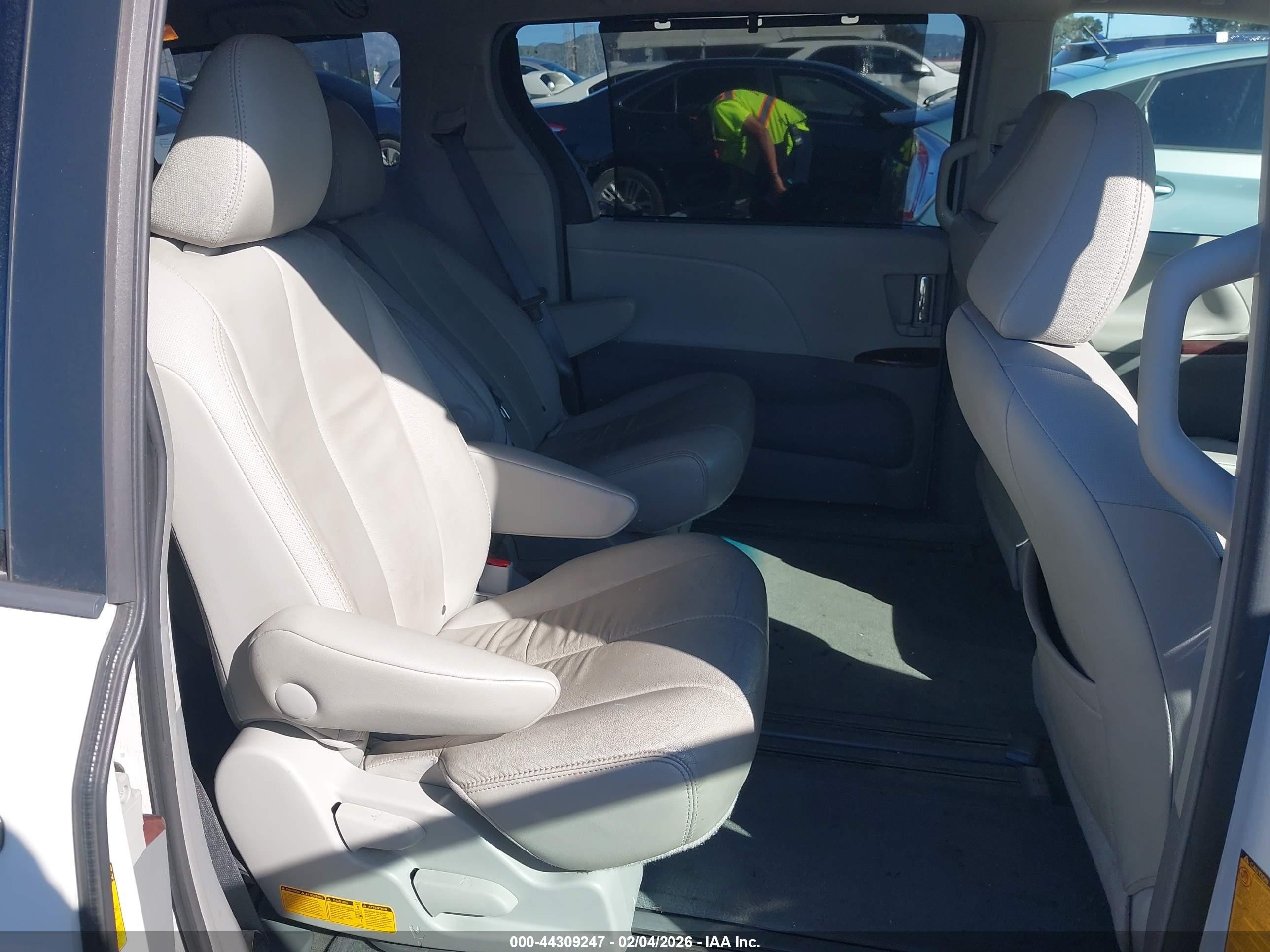 2013 Toyota Sienna Xle V6 8 Passenger White vin: 5TDYK3DCXDS364741
