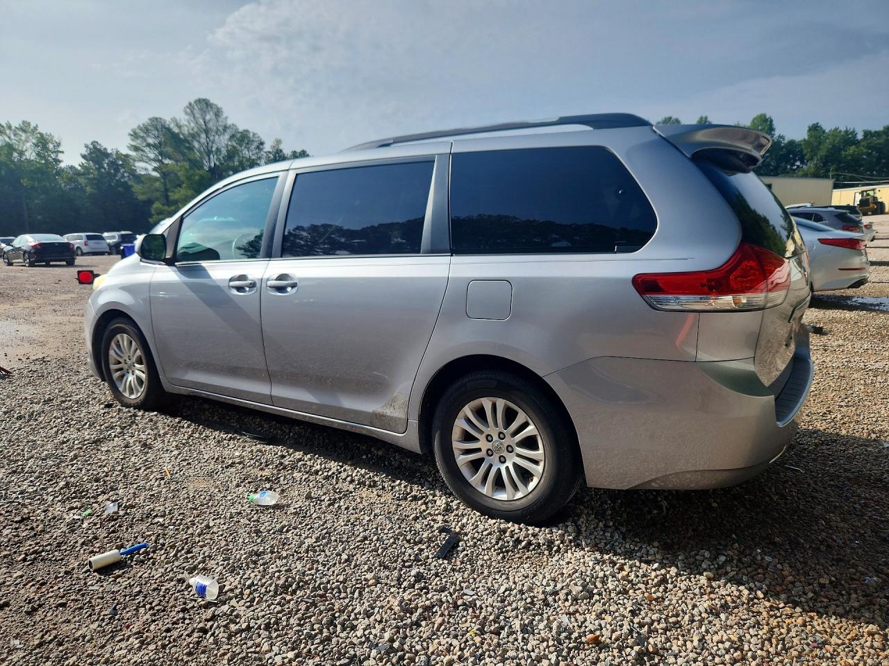 2013 Toyota Sienna Xle 8-passenger Silver vin: 5TDYK3DCXDS366375
