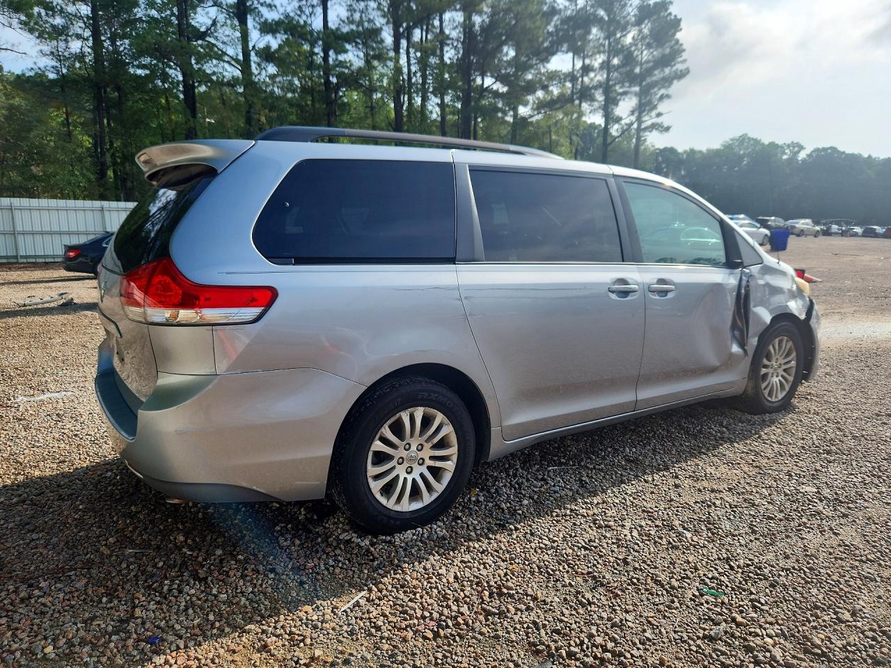 2013 Toyota Sienna Xle 8-passenger Silver vin: 5TDYK3DCXDS366375