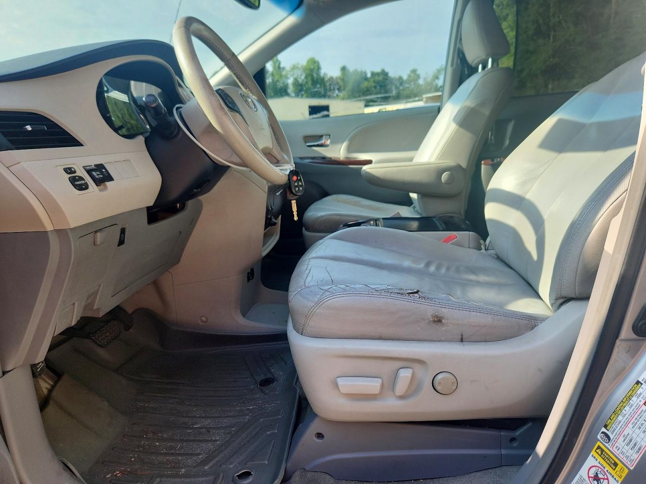 2013 Toyota Sienna Xle 8-passenger Silver vin: 5TDYK3DCXDS366375