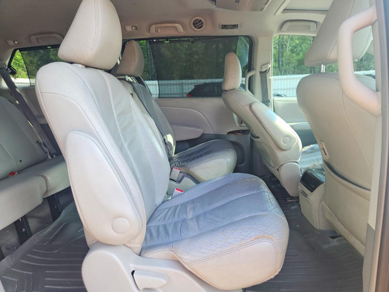 2013 Toyota Sienna Xle 8-passenger Silver vin: 5TDYK3DCXDS366375