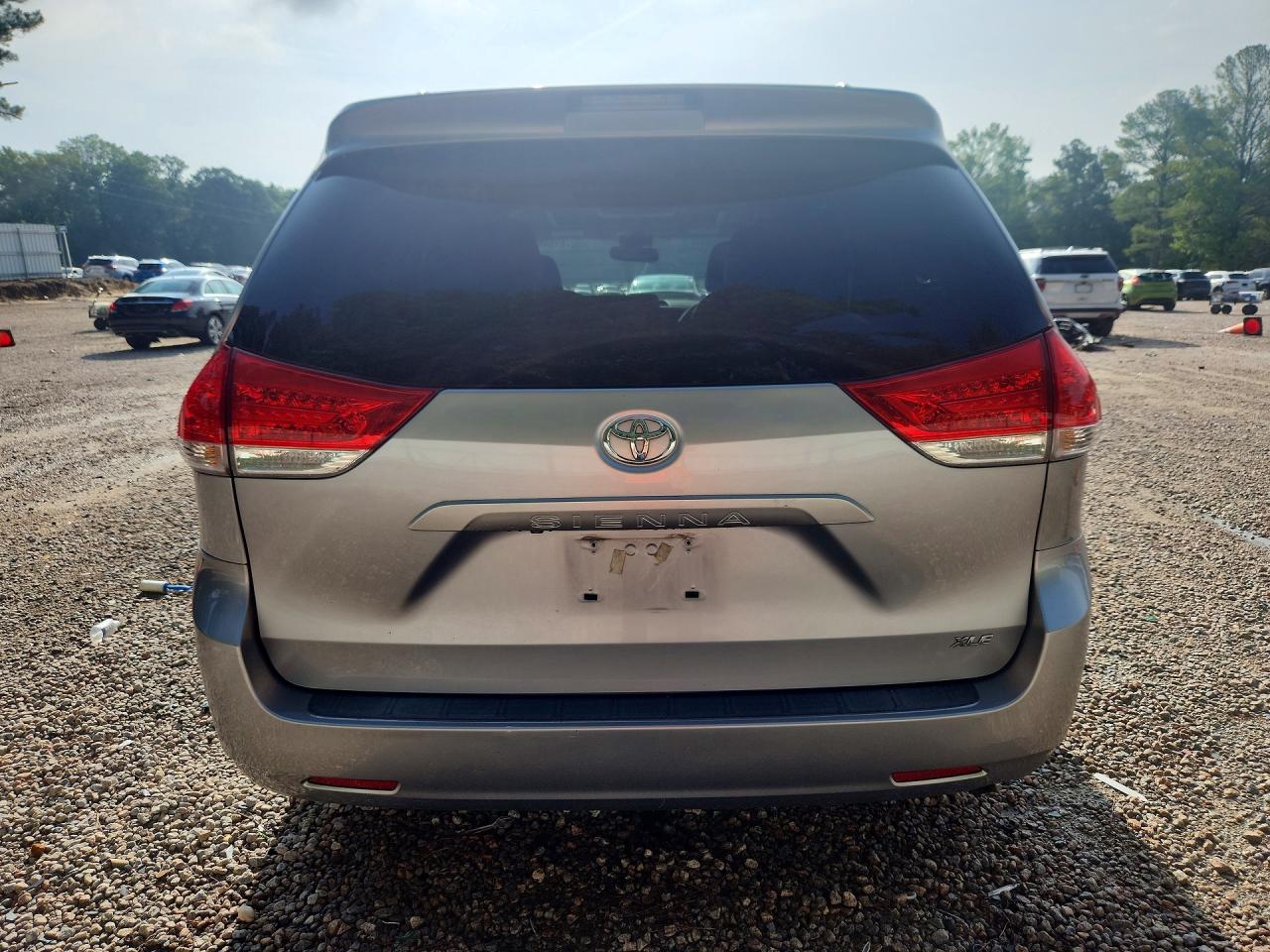 2013 Toyota Sienna Xle 8-passenger Silver vin: 5TDYK3DCXDS366375