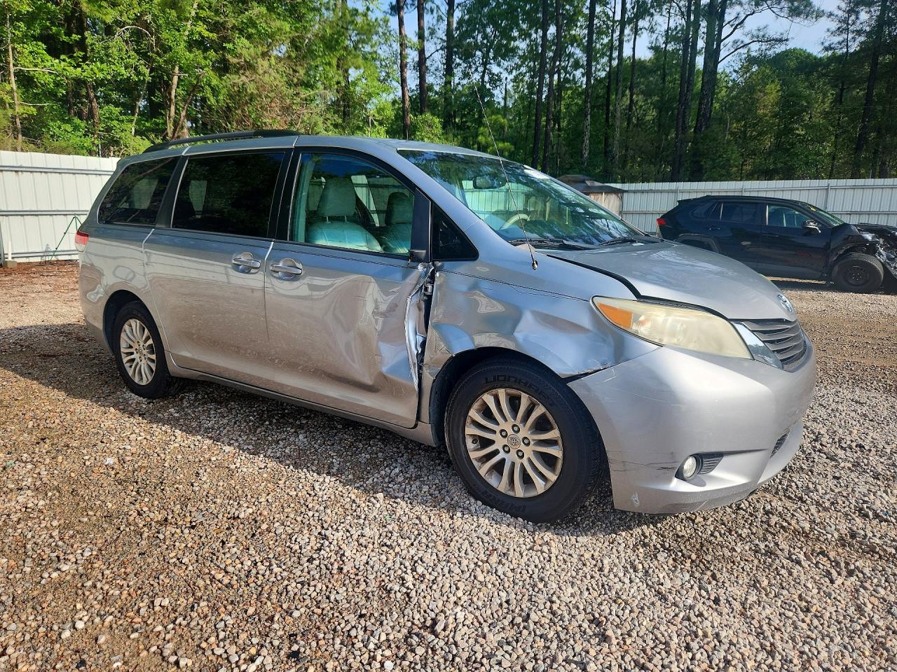 2013 Toyota Sienna Xle 8-passenger Silver vin: 5TDYK3DCXDS366375