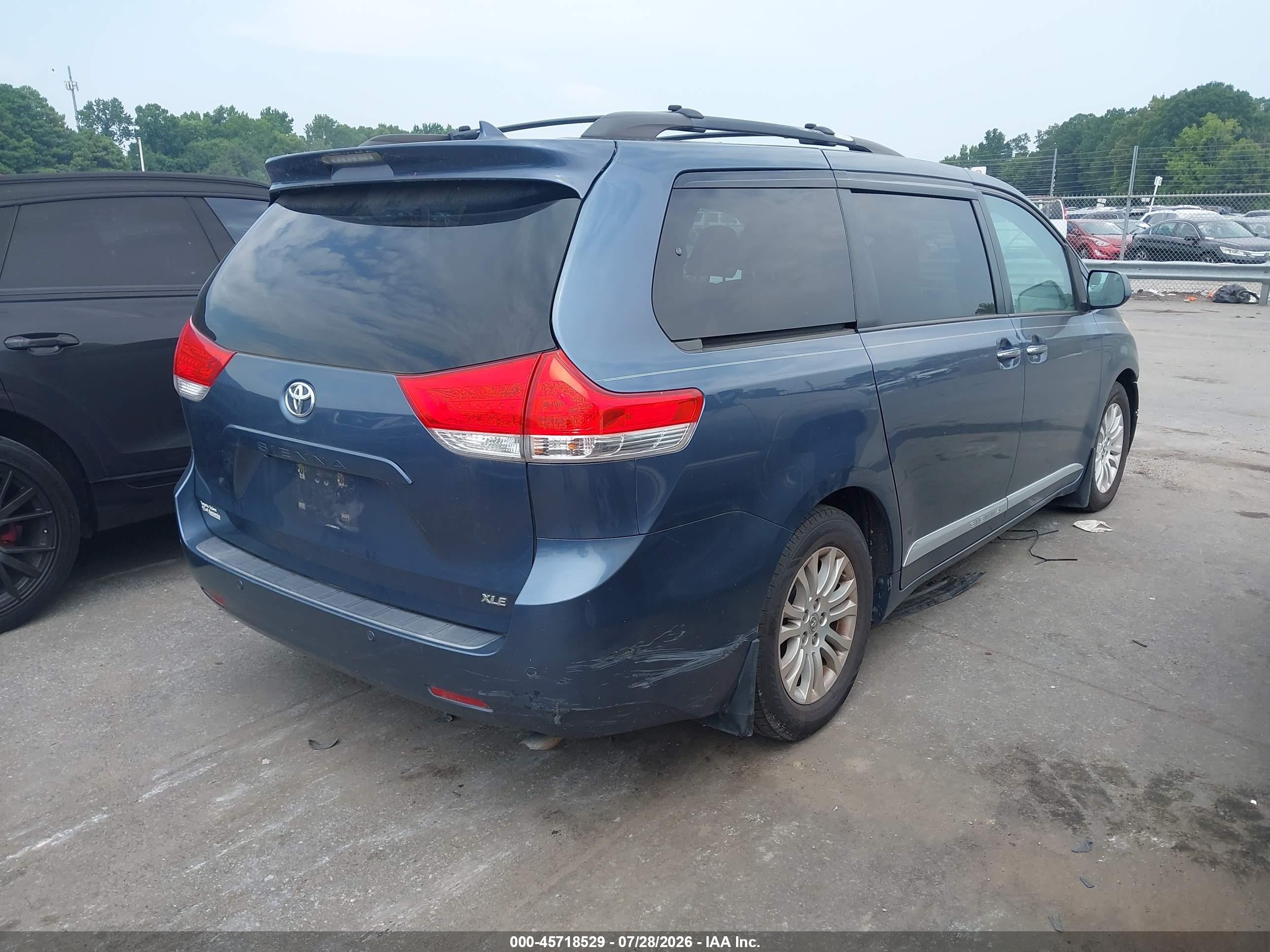 2013 Toyota Sienna Xle V6 8 Passenger Blue vin: 5TDYK3DCXDS368563