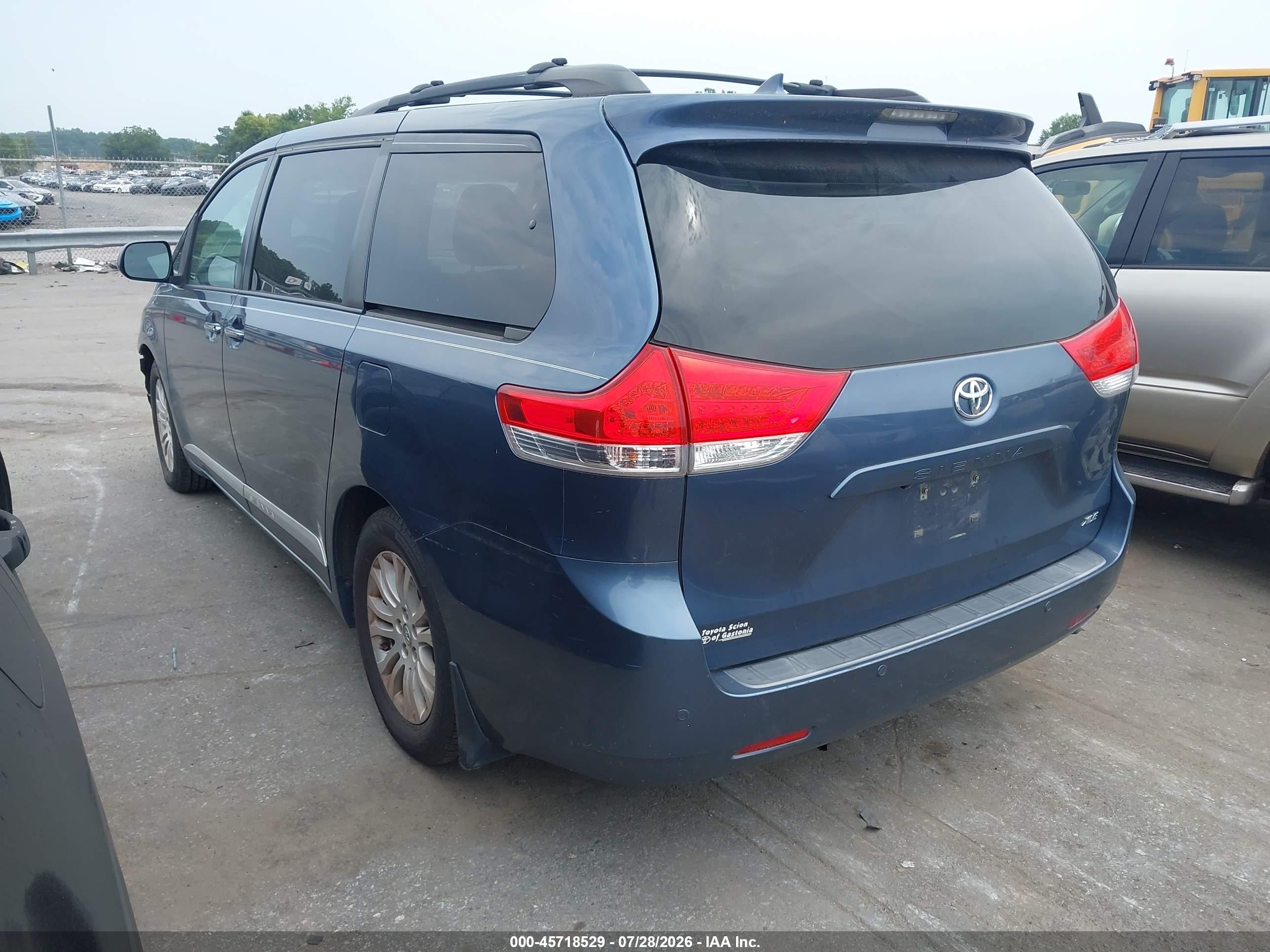 2013 Toyota Sienna Xle V6 8 Passenger Blue vin: 5TDYK3DCXDS368563