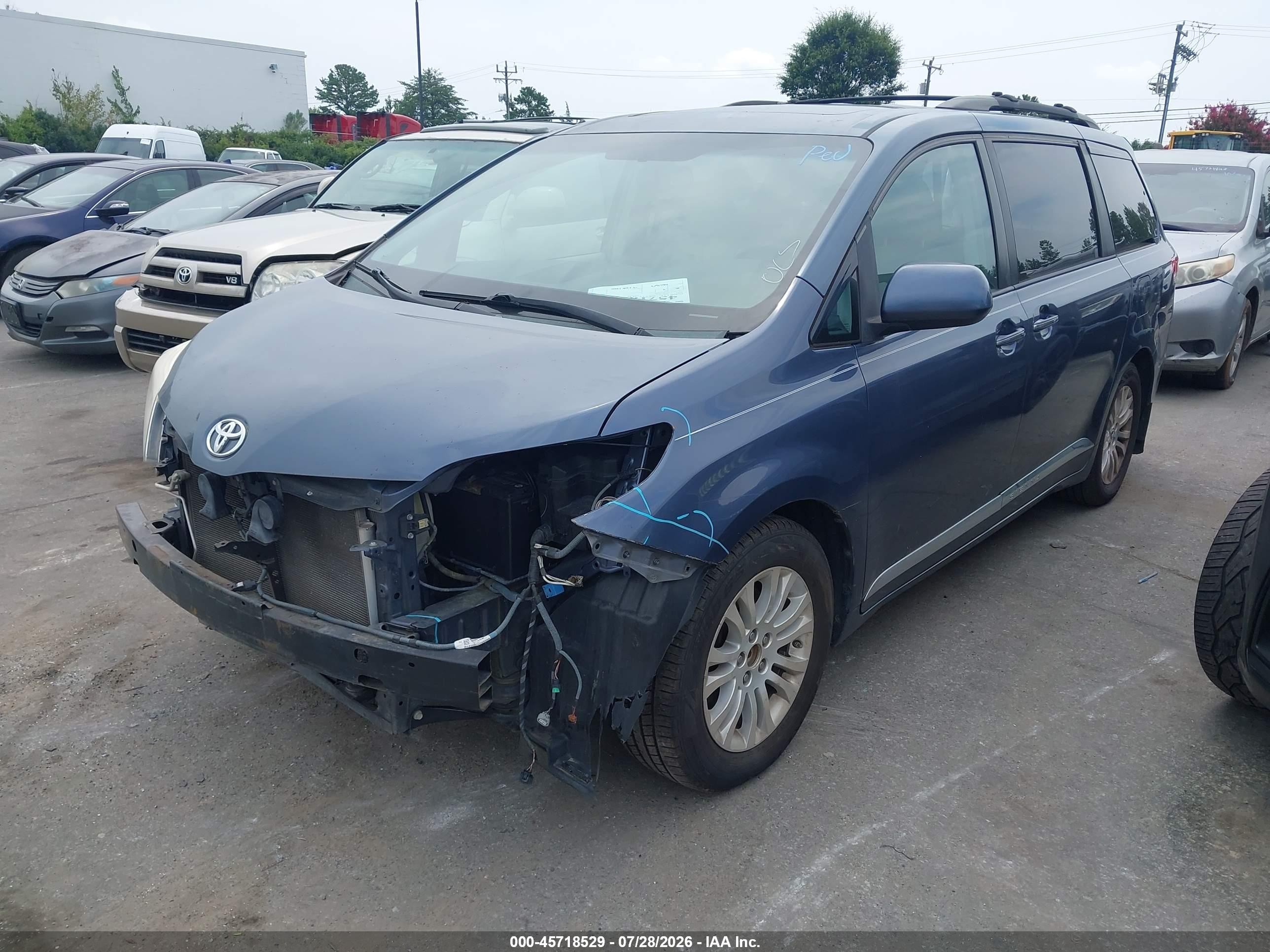 2013 Toyota Sienna Xle V6 8 Passenger Blue vin: 5TDYK3DCXDS368563