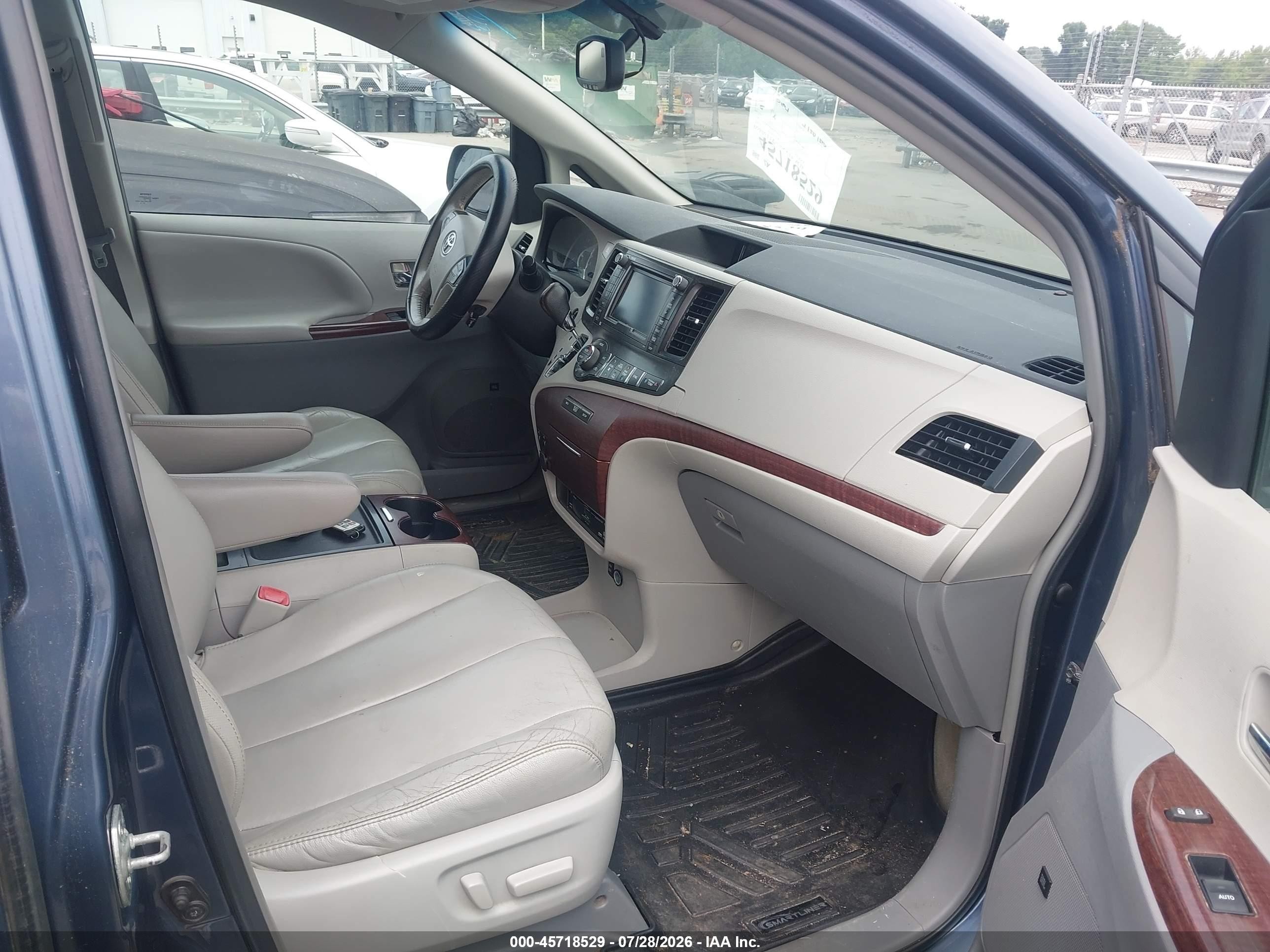 2013 Toyota Sienna Xle V6 8 Passenger Blue vin: 5TDYK3DCXDS368563
