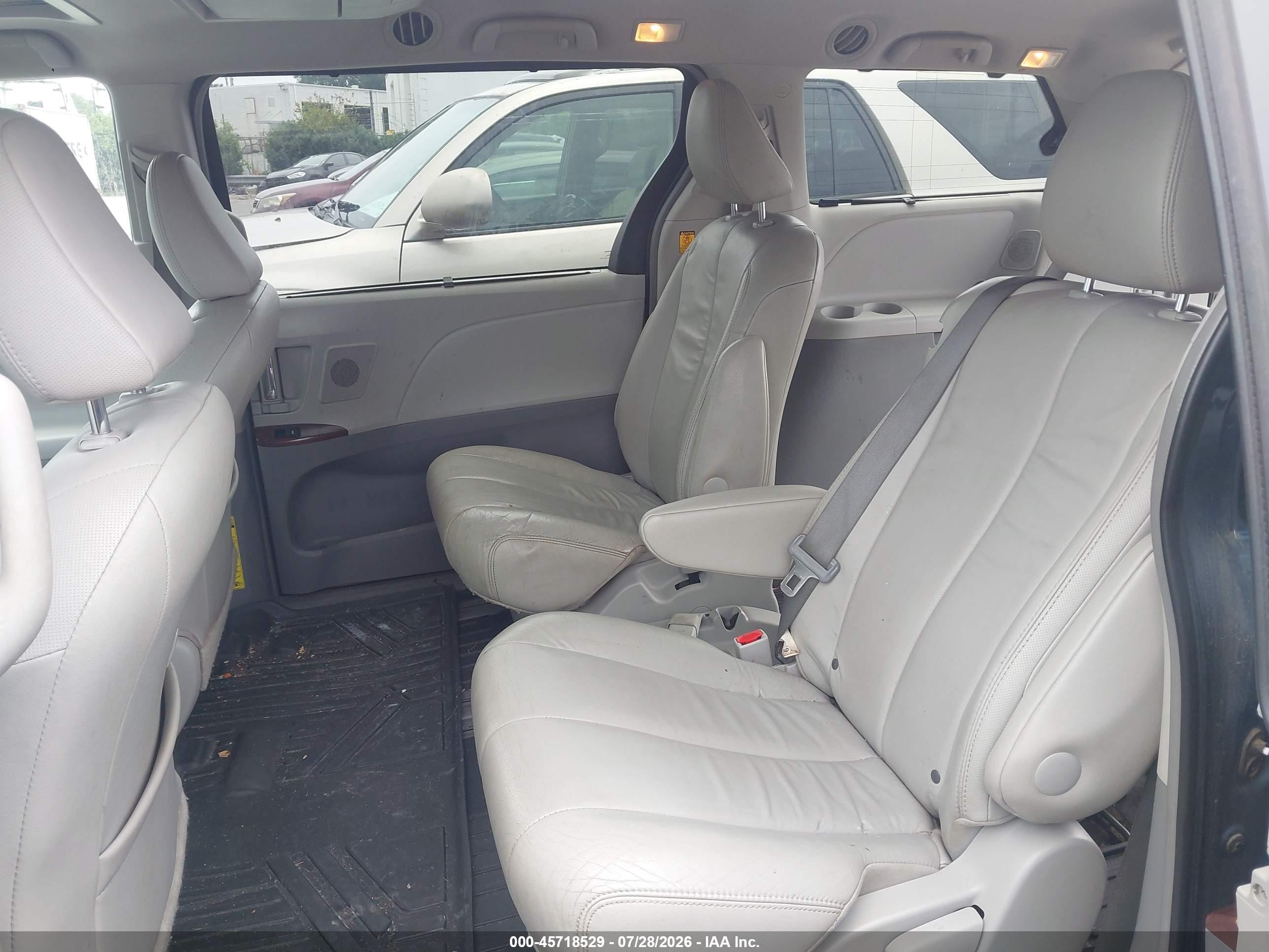 2013 Toyota Sienna Xle V6 8 Passenger Blue vin: 5TDYK3DCXDS368563