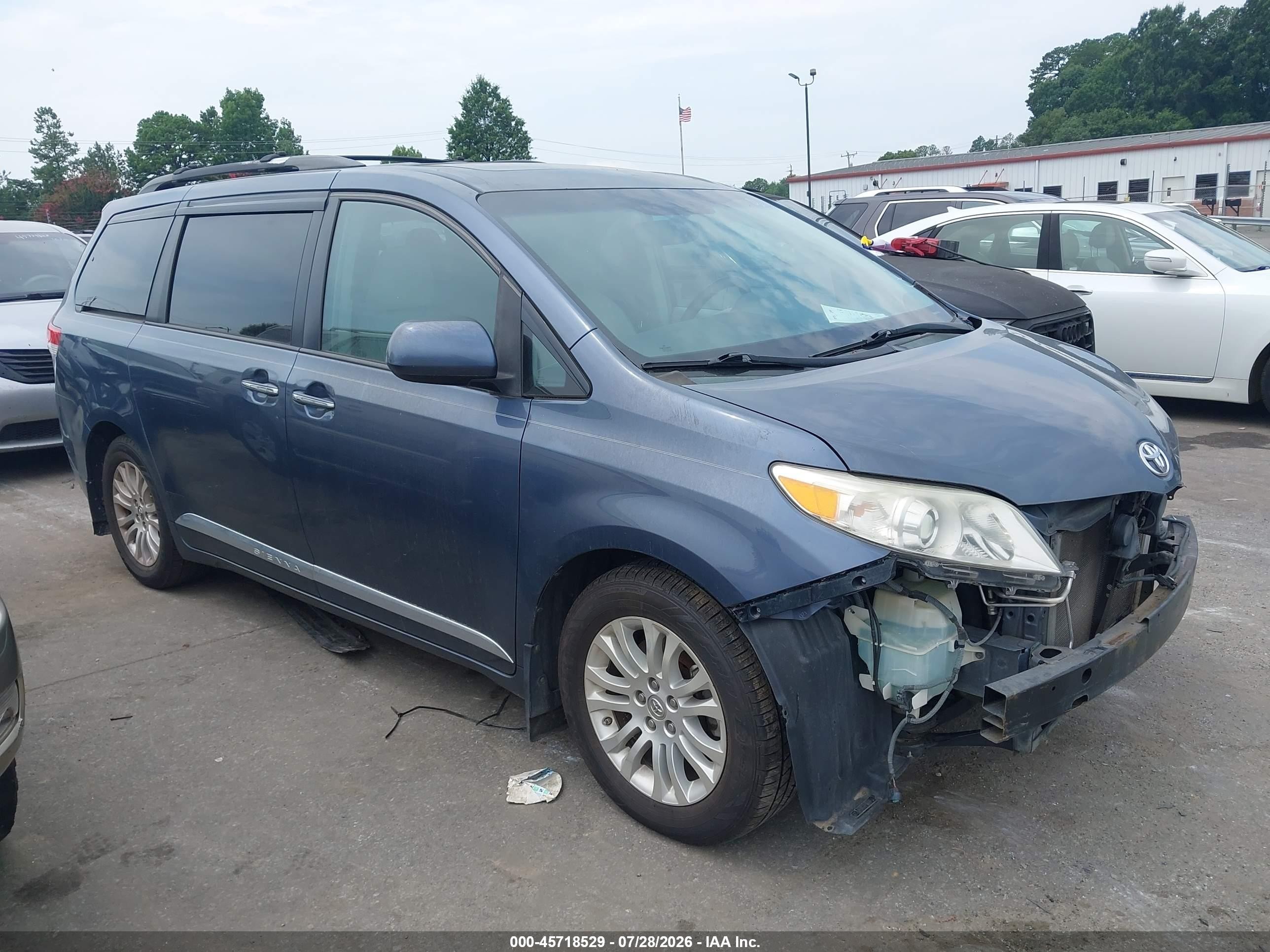 2013 Toyota Sienna Xle V6 8 Passenger Blue vin: 5TDYK3DCXDS368563