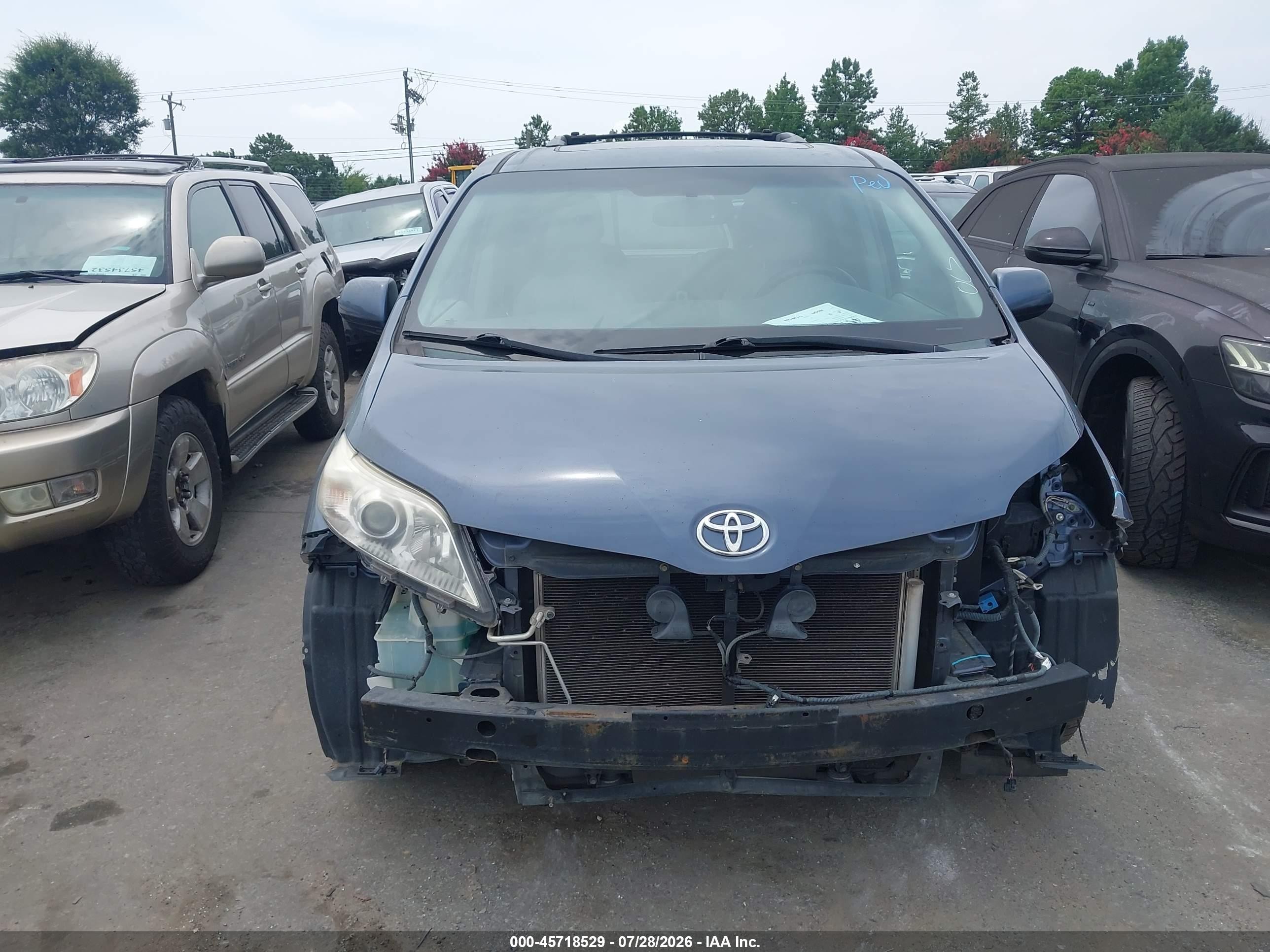 2013 Toyota Sienna Xle V6 8 Passenger Blue vin: 5TDYK3DCXDS368563