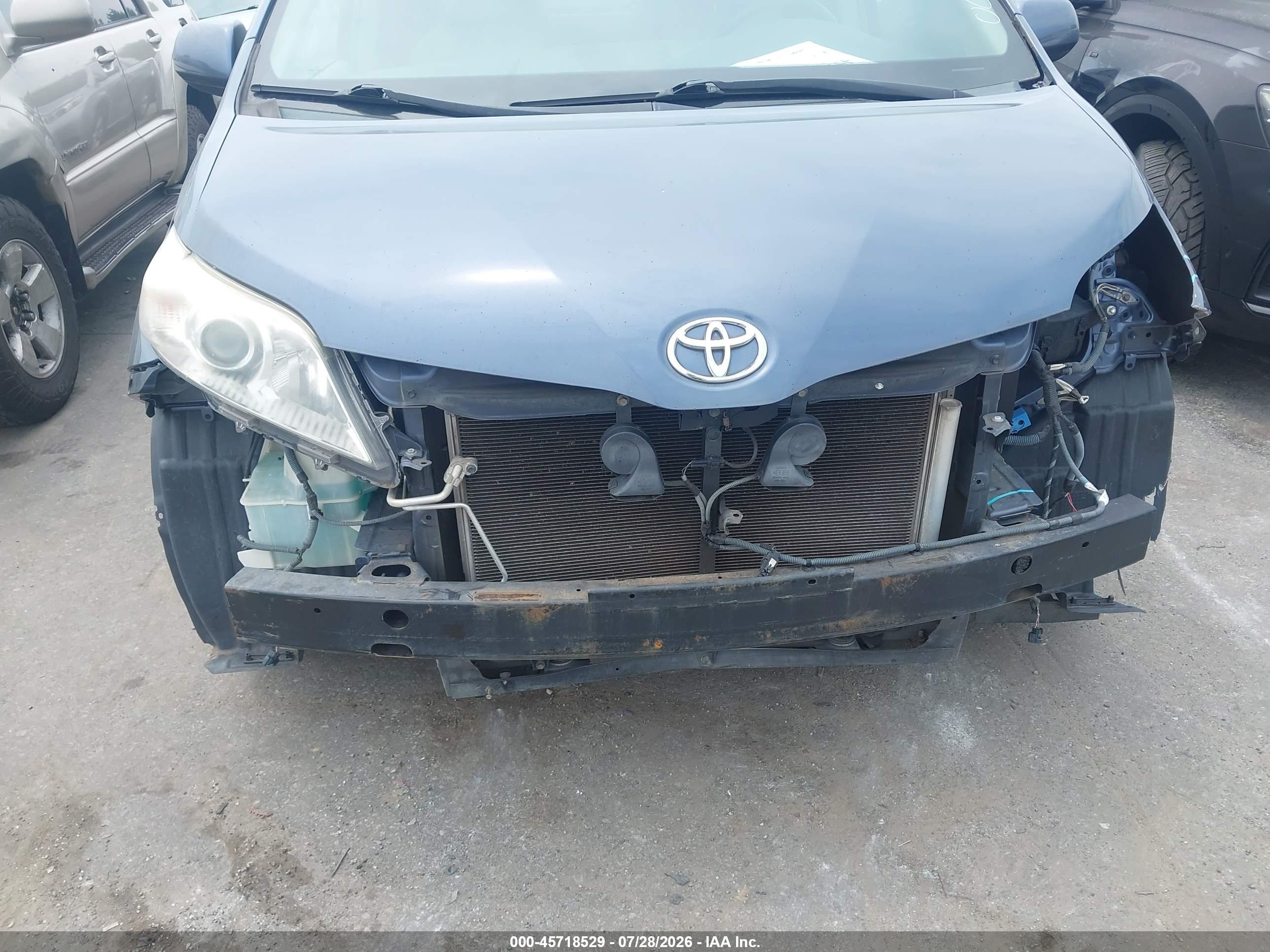 2013 Toyota Sienna Xle V6 8 Passenger Blue vin: 5TDYK3DCXDS368563