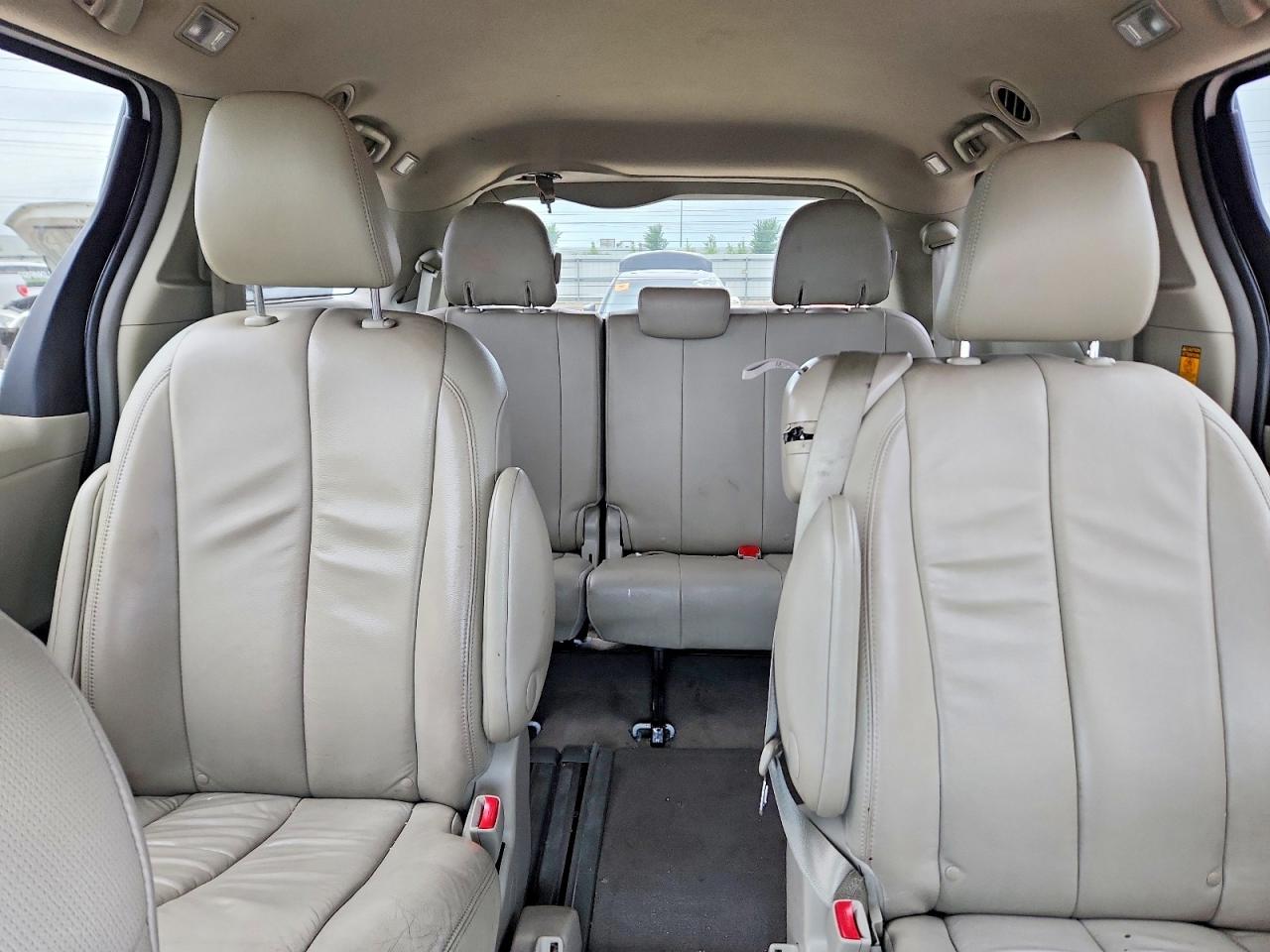 2013 Toyota Sienna Xle 8-passenger White vin: 5TDYK3DCXDS398937