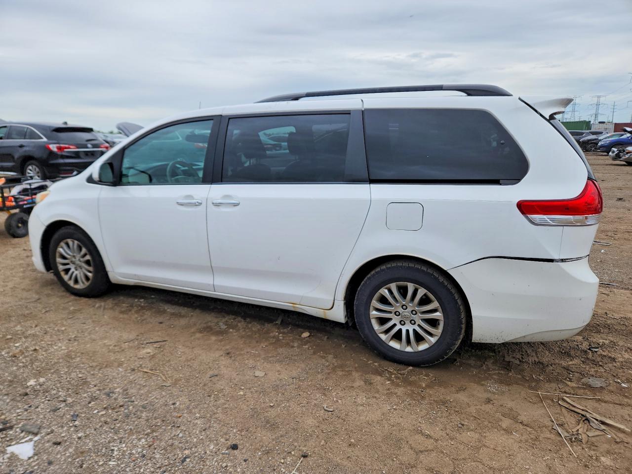 2013 Toyota Sienna Xle 8-passenger White vin: 5TDYK3DCXDS398937