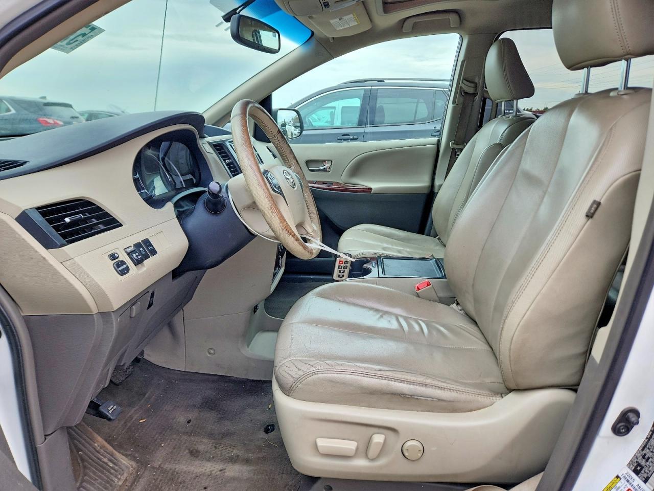 2013 Toyota Sienna Xle 8-passenger White vin: 5TDYK3DCXDS398937