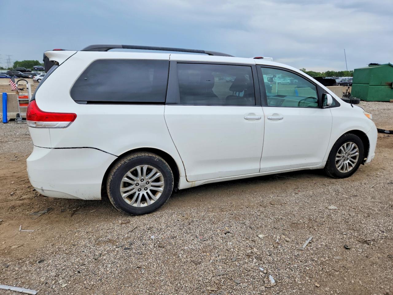 2013 Toyota Sienna Xle 8-passenger White vin: 5TDYK3DCXDS398937