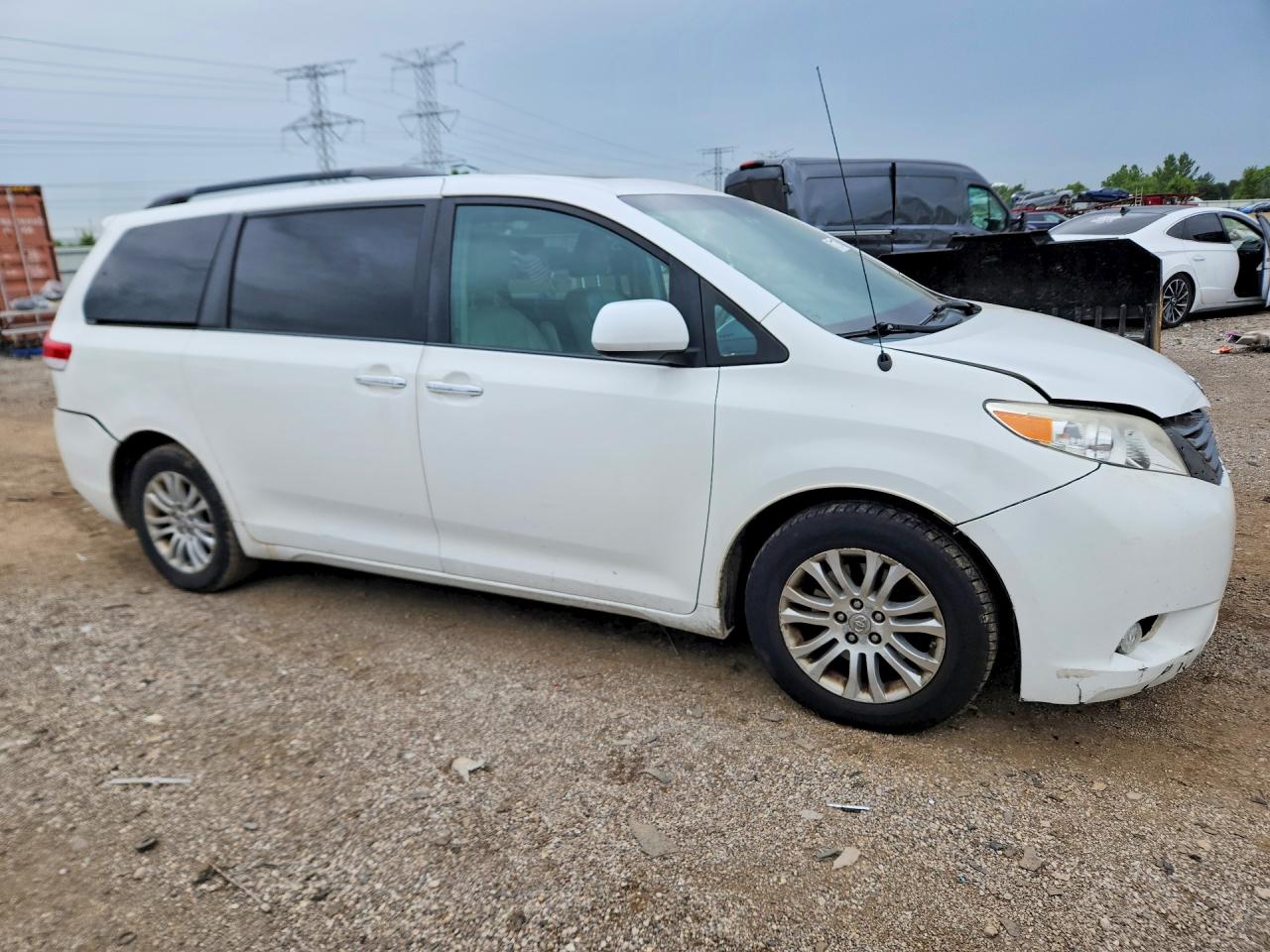 2013 Toyota Sienna Xle 8-passenger White vin: 5TDYK3DCXDS398937