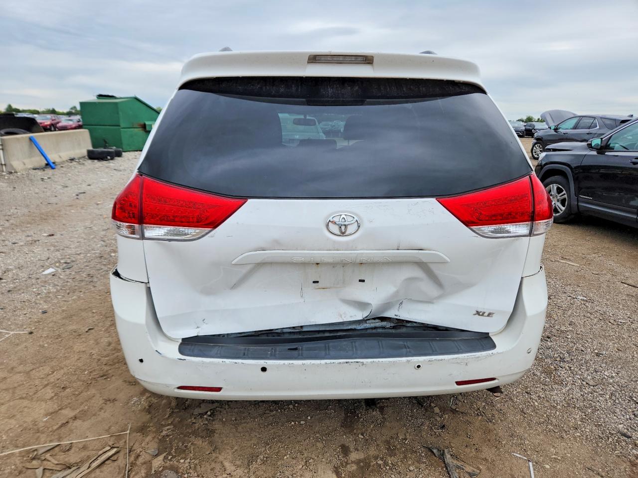 2013 Toyota Sienna Xle 8-passenger White vin: 5TDYK3DCXDS398937