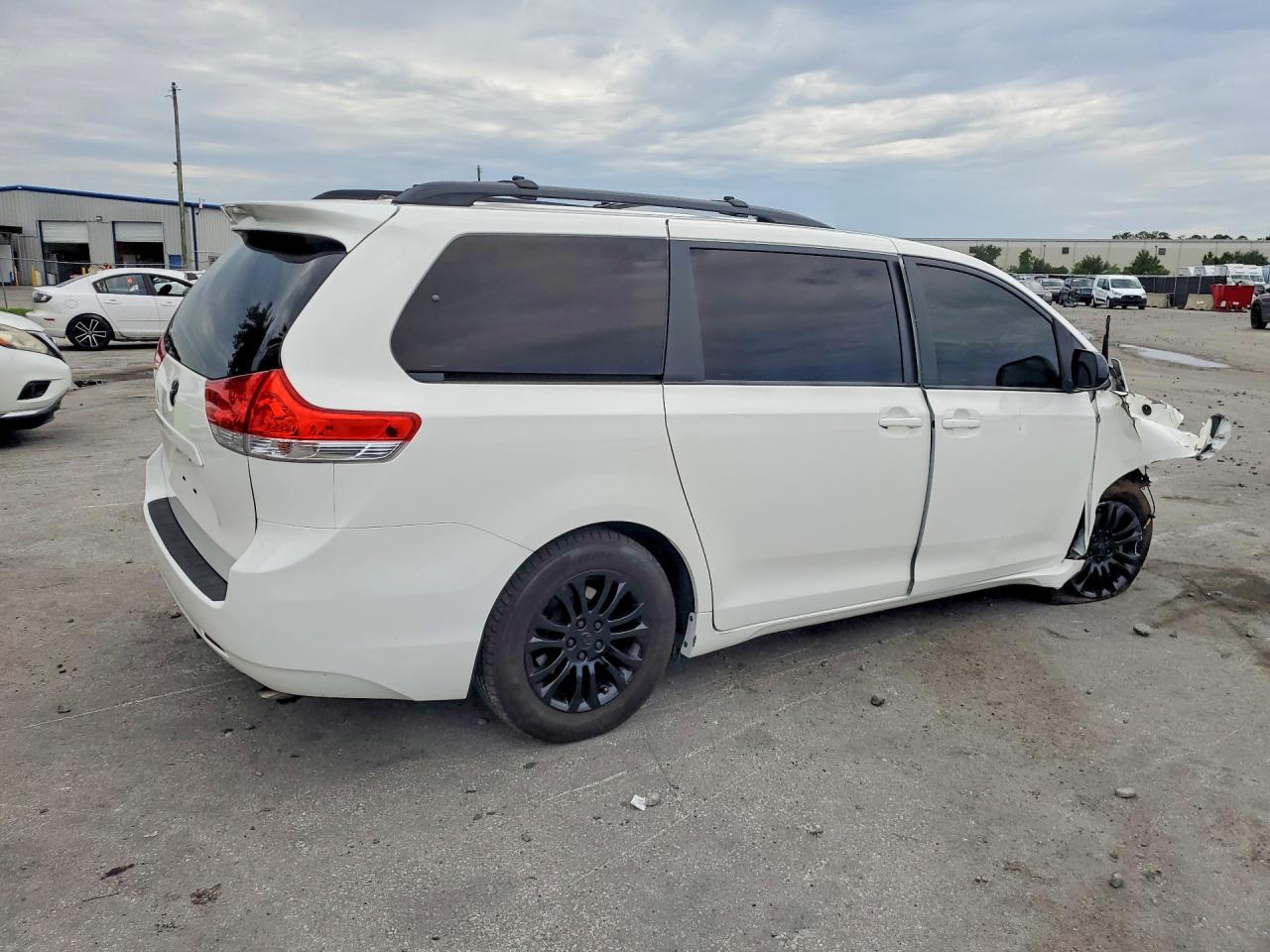 2014 Toyota Sienna Xle 8-passenger White vin: 5TDYK3DCXES438287
