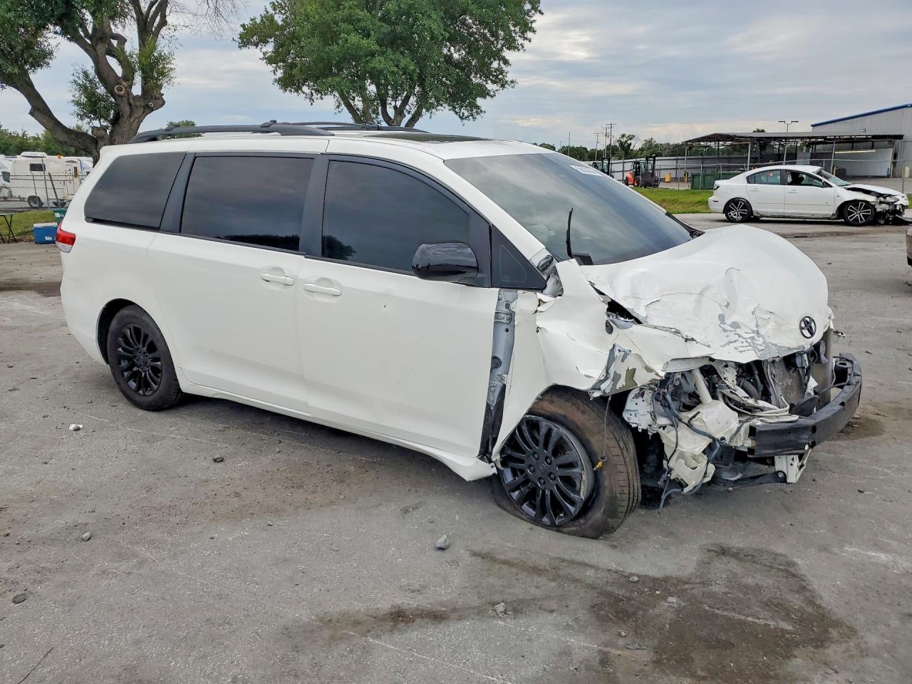 2014 Toyota Sienna Xle 8-passenger White vin: 5TDYK3DCXES438287