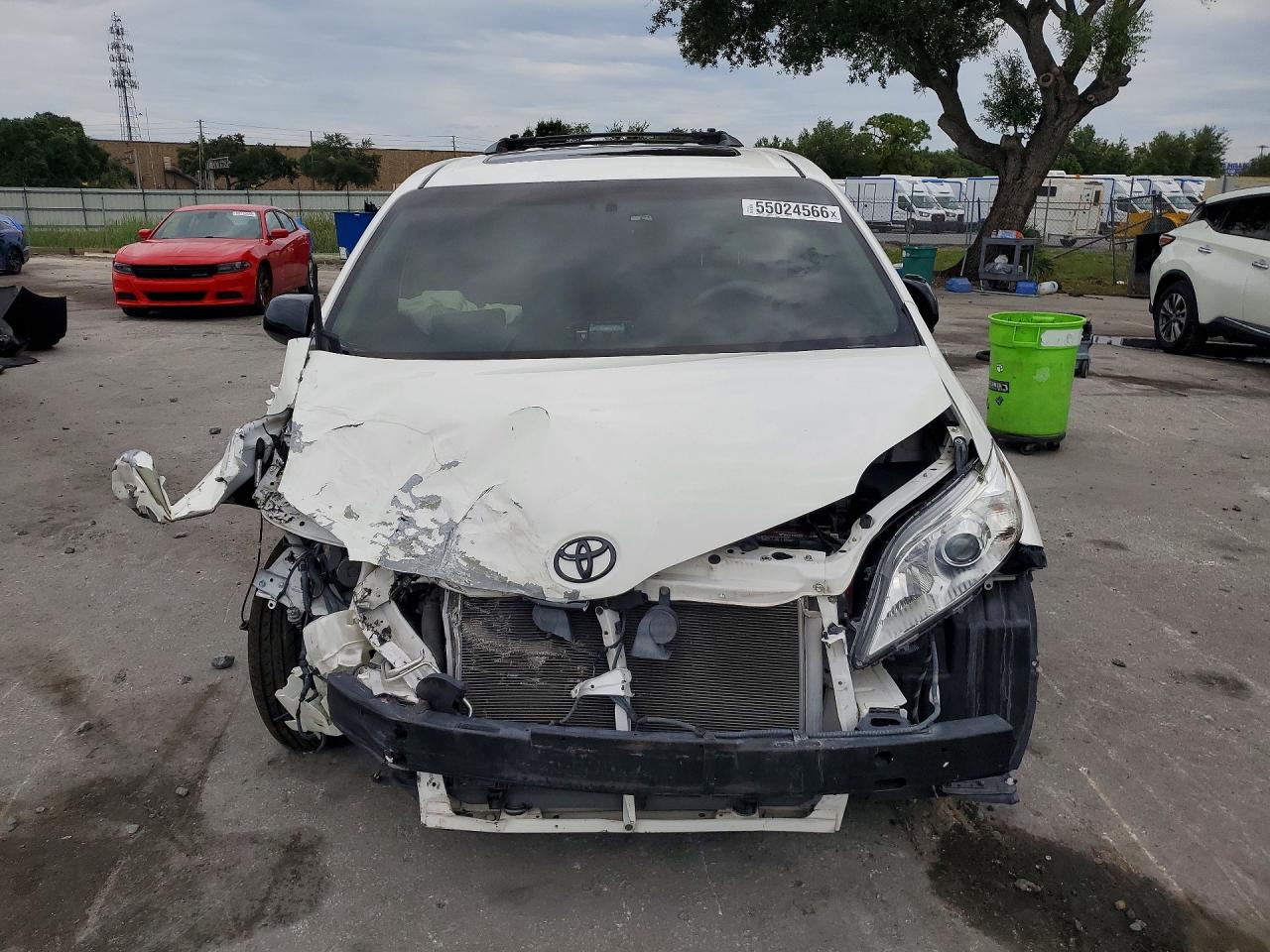2014 Toyota Sienna Xle 8-passenger White vin: 5TDYK3DCXES438287