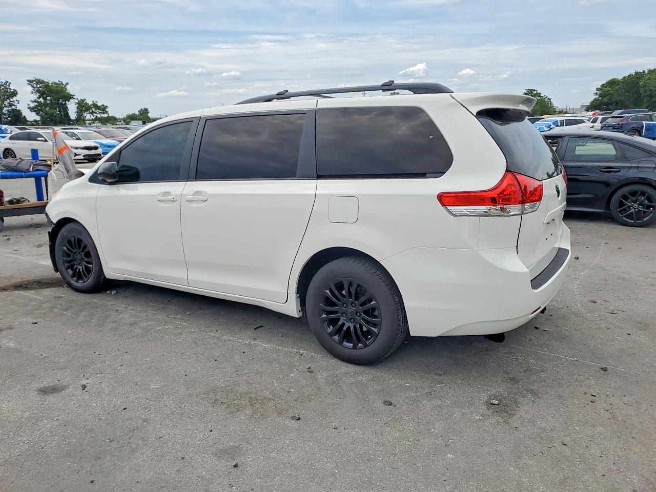 2014 Toyota Sienna Xle 8-passenger White vin: 5TDYK3DCXES438287