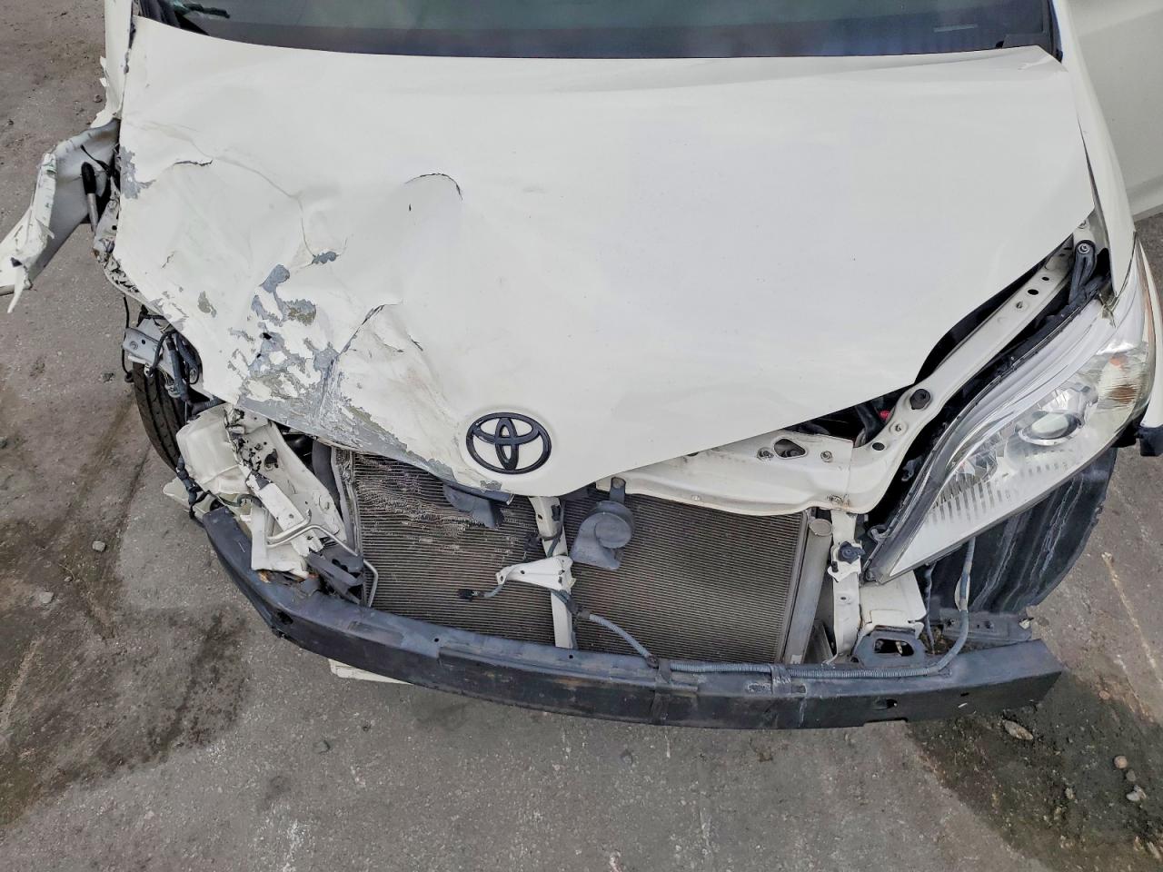 2014 Toyota Sienna Xle 8-passenger White vin: 5TDYK3DCXES438287