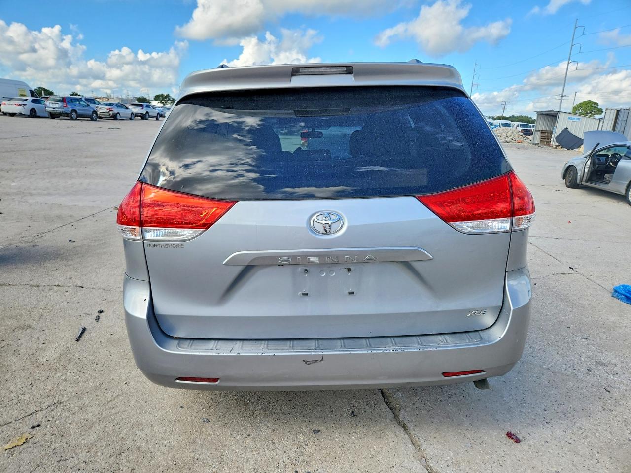2014 Toyota Sienna Xle 8-passenger Silver vin: 5TDYK3DCXES457308