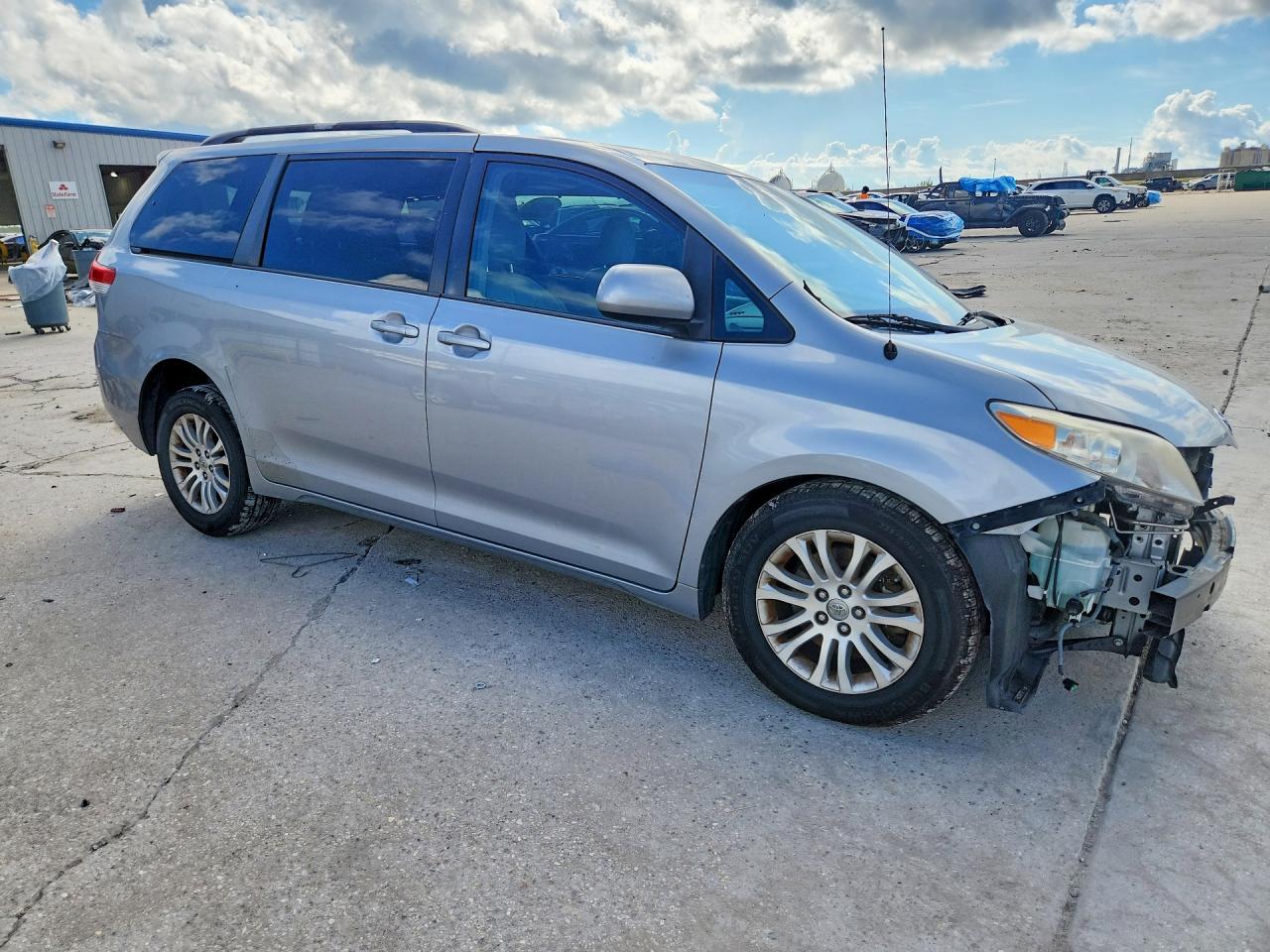 2014 Toyota Sienna Xle 8-passenger Silver vin: 5TDYK3DCXES457308