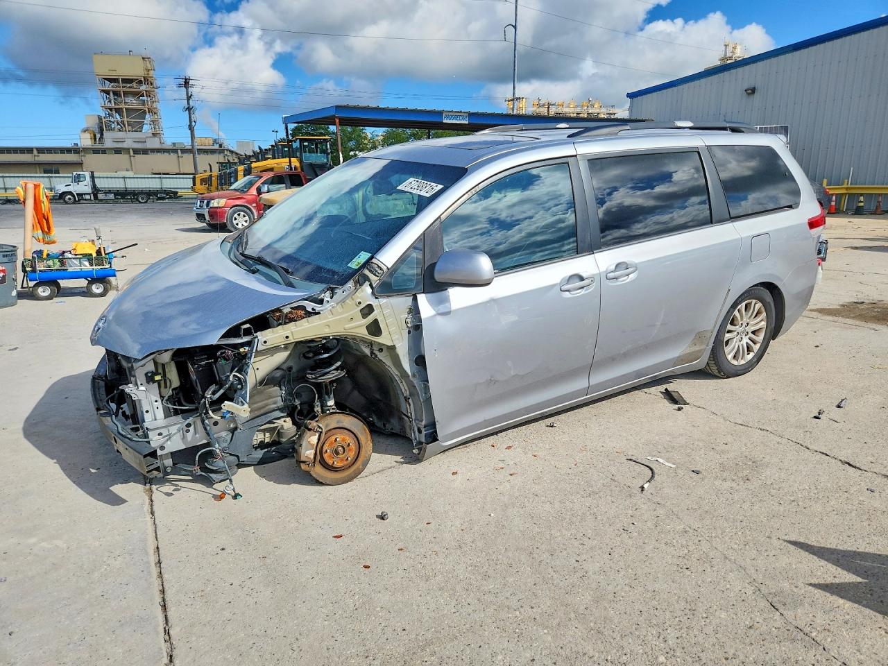 2014 Toyota Sienna Xle 8-passenger Silver vin: 5TDYK3DCXES457308
