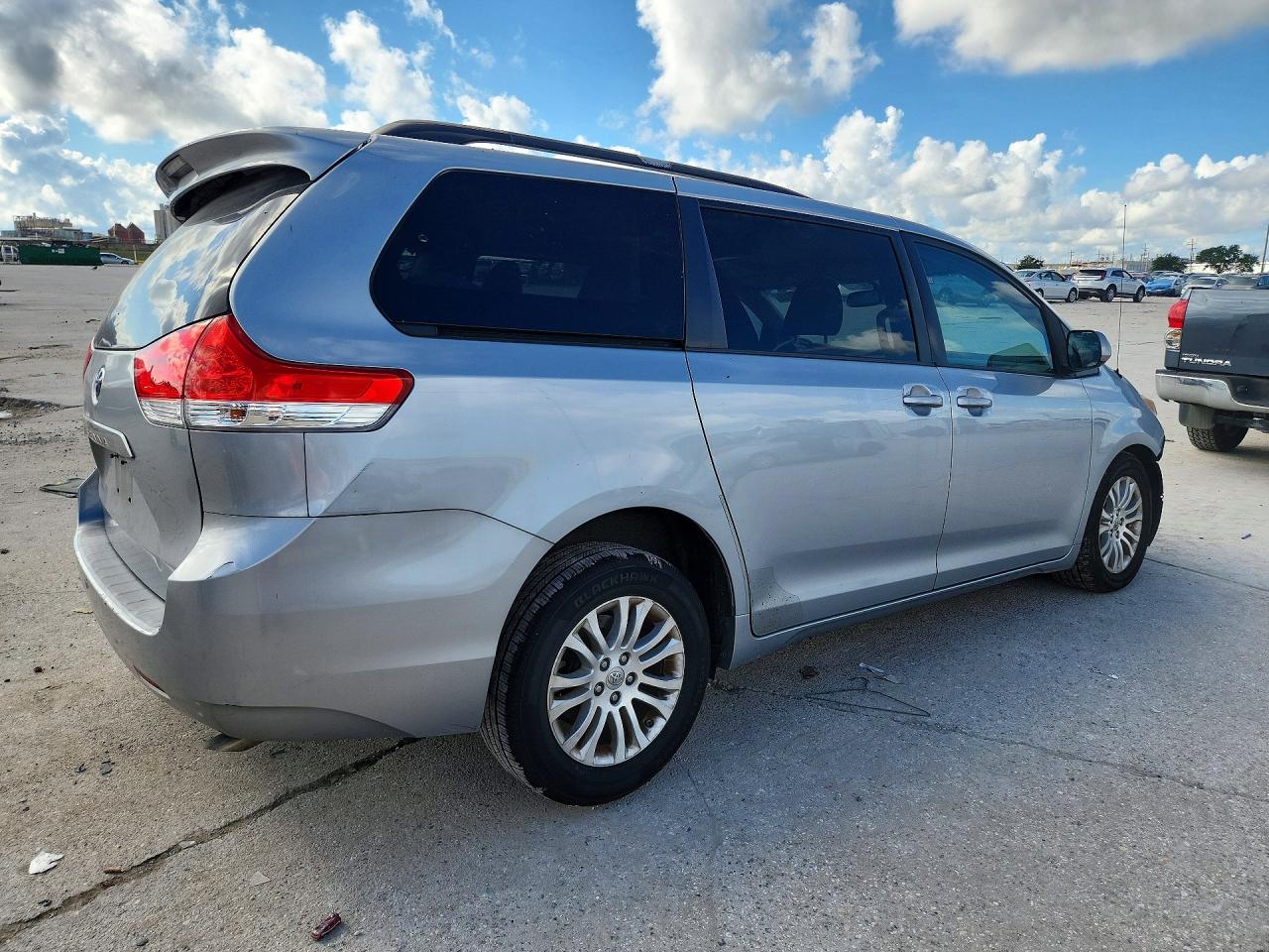 2014 Toyota Sienna Xle 8-passenger Silver vin: 5TDYK3DCXES457308