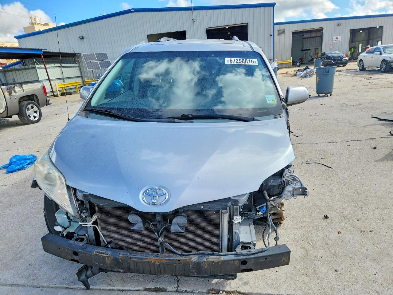2014 Toyota Sienna Xle 8-passenger Silver vin: 5TDYK3DCXES457308