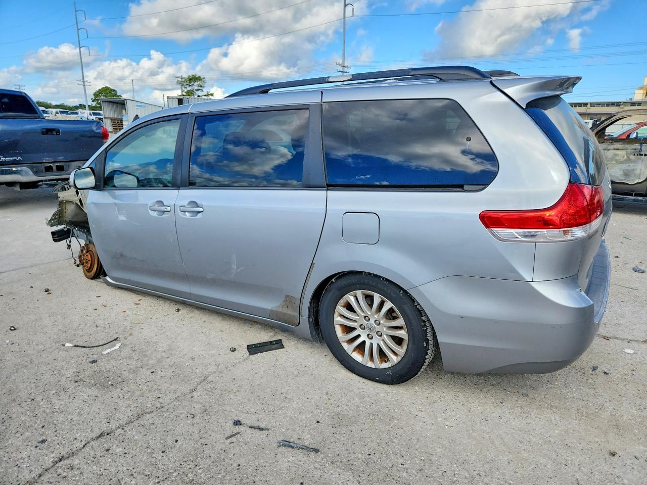 2014 Toyota Sienna Xle 8-passenger Silver vin: 5TDYK3DCXES457308