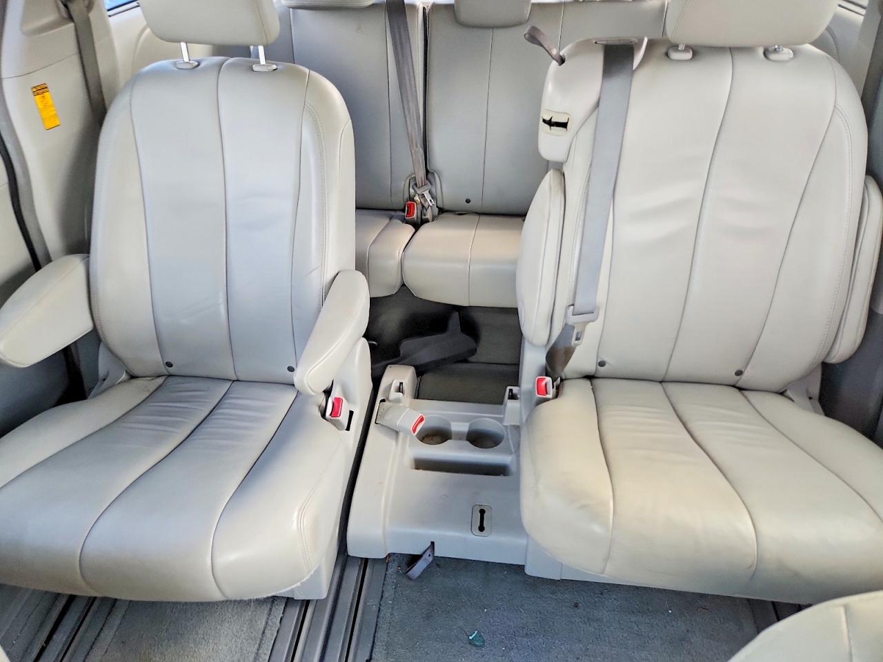 2014 Toyota Sienna Xle 8-passenger Silver vin: 5TDYK3DCXES457308