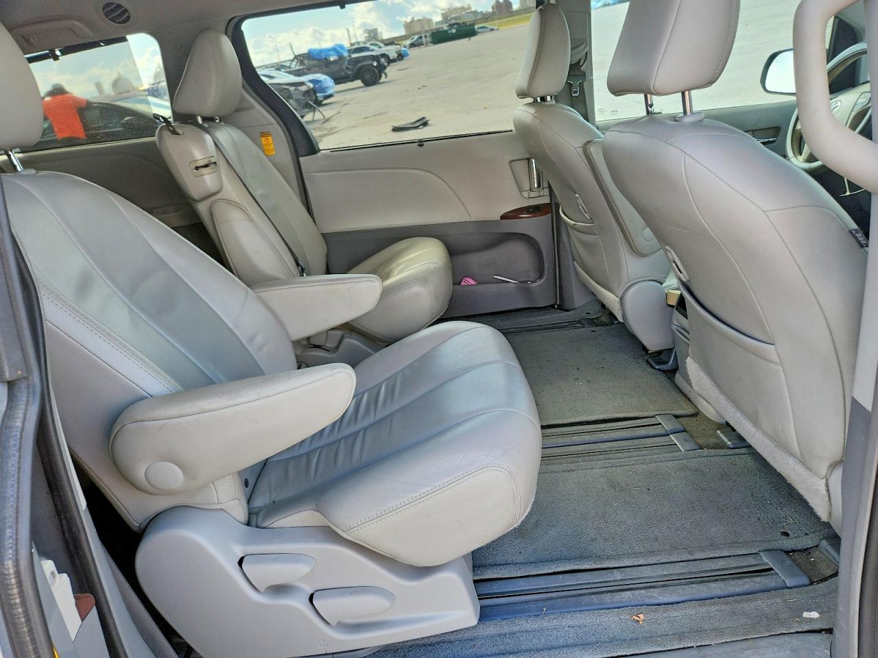 2014 Toyota Sienna Xle 8-passenger Silver vin: 5TDYK3DCXES457308