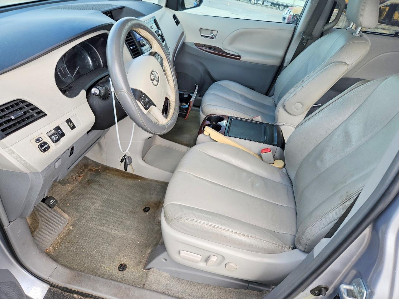 2014 Toyota Sienna Xle 8-passenger Silver vin: 5TDYK3DCXES457308