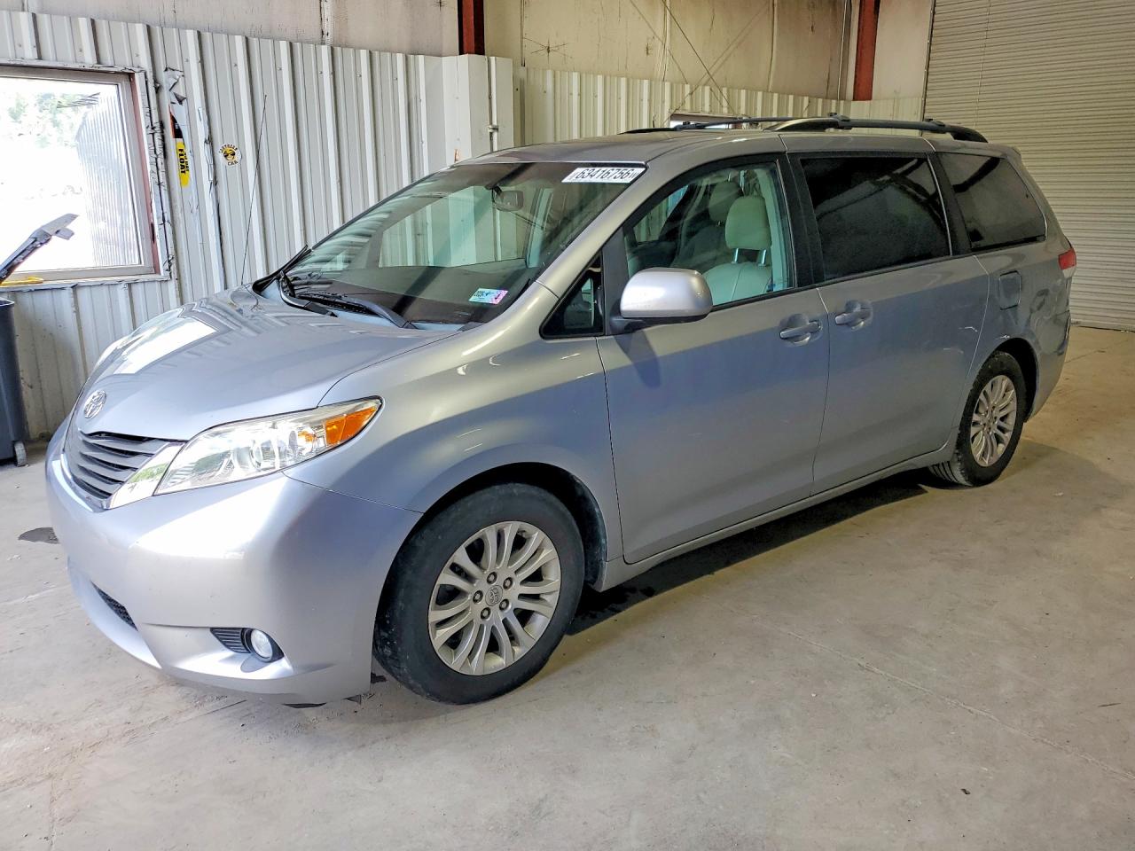 2014 Toyota Sienna Xle 8-passenger Silver vin: 5TDYK3DCXES469149