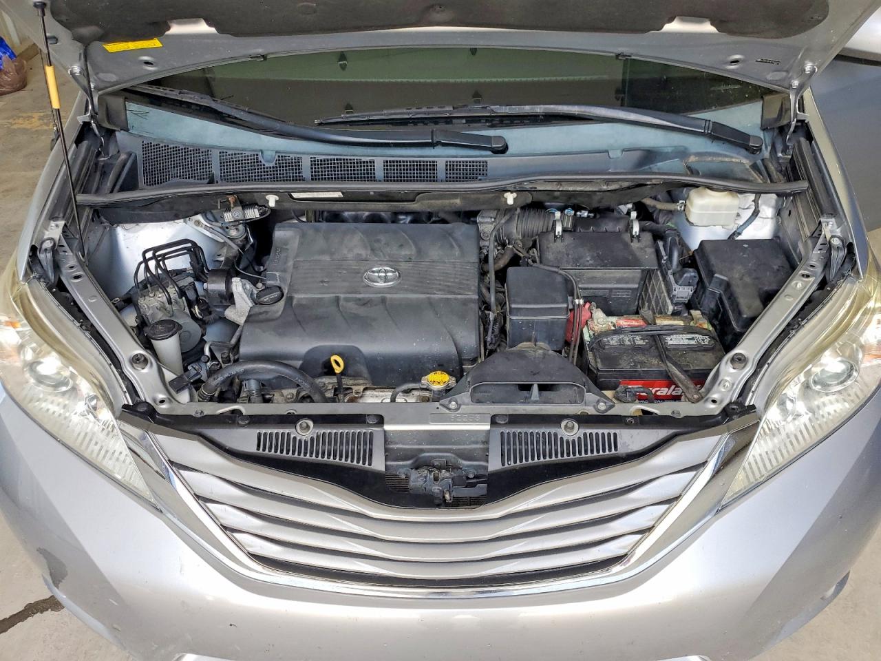 2014 Toyota Sienna Xle 8-passenger Silver vin: 5TDYK3DCXES469149
