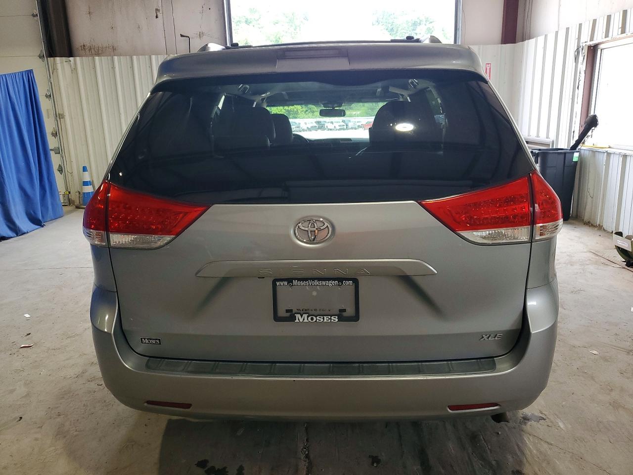 2014 Toyota Sienna Xle 8-passenger Silver vin: 5TDYK3DCXES469149