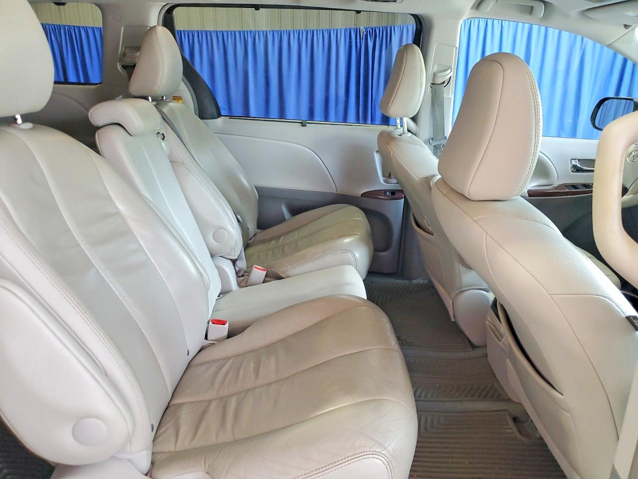 2014 Toyota Sienna Xle 8-passenger Silver vin: 5TDYK3DCXES469149